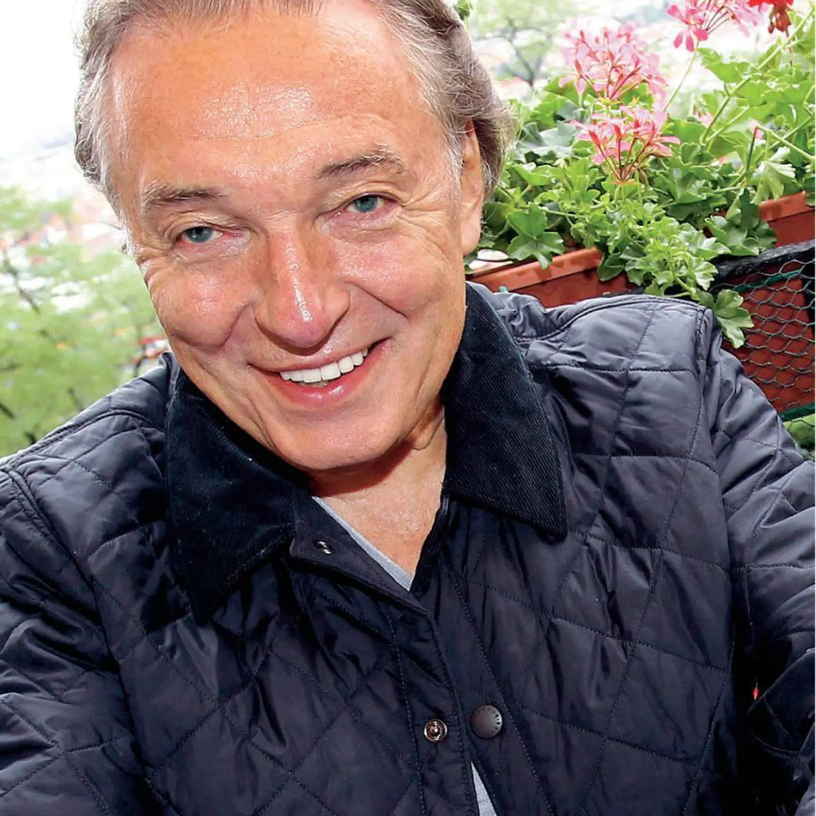 Oslávenec Karel Gott s ukážkovými buchtami, darčekom od pani Jandovej.