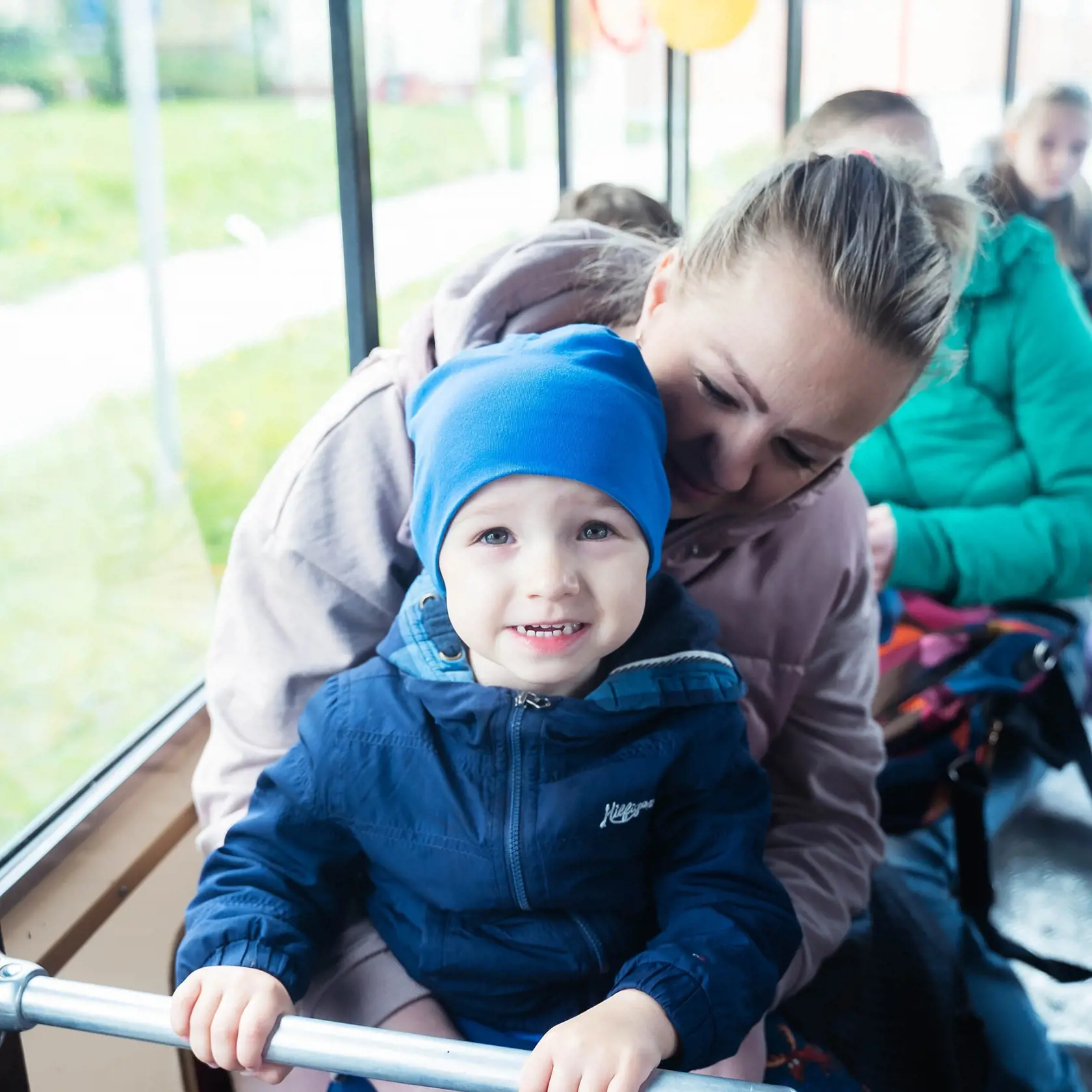 Dieťa pokojne pózuje fotografovi.