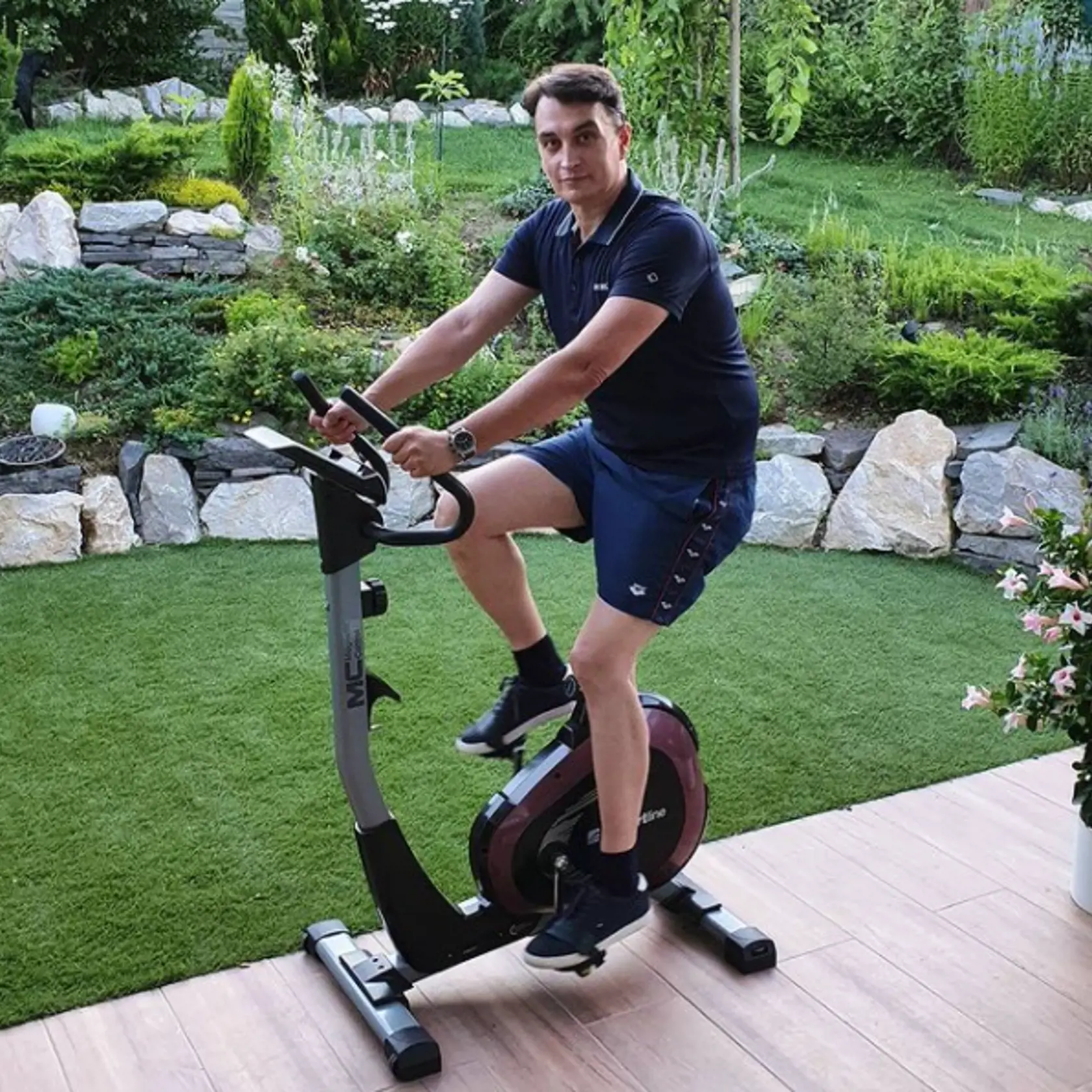 "Dva týždne po operácii menisku - rehabilitacia v plnom nasadení. V pohode zvládam chôdzu, 2x30 minút na rotopéde, aj všetky rehabilitačné cvičenia. Zatiaľ najhoršie sú schody - hlavne smerom dole...No nič - teraz rýchlo do formy a potom to - už len - udržať ;-)," napísal na svojom profile na sociálnej sieti Juraj Rizman.