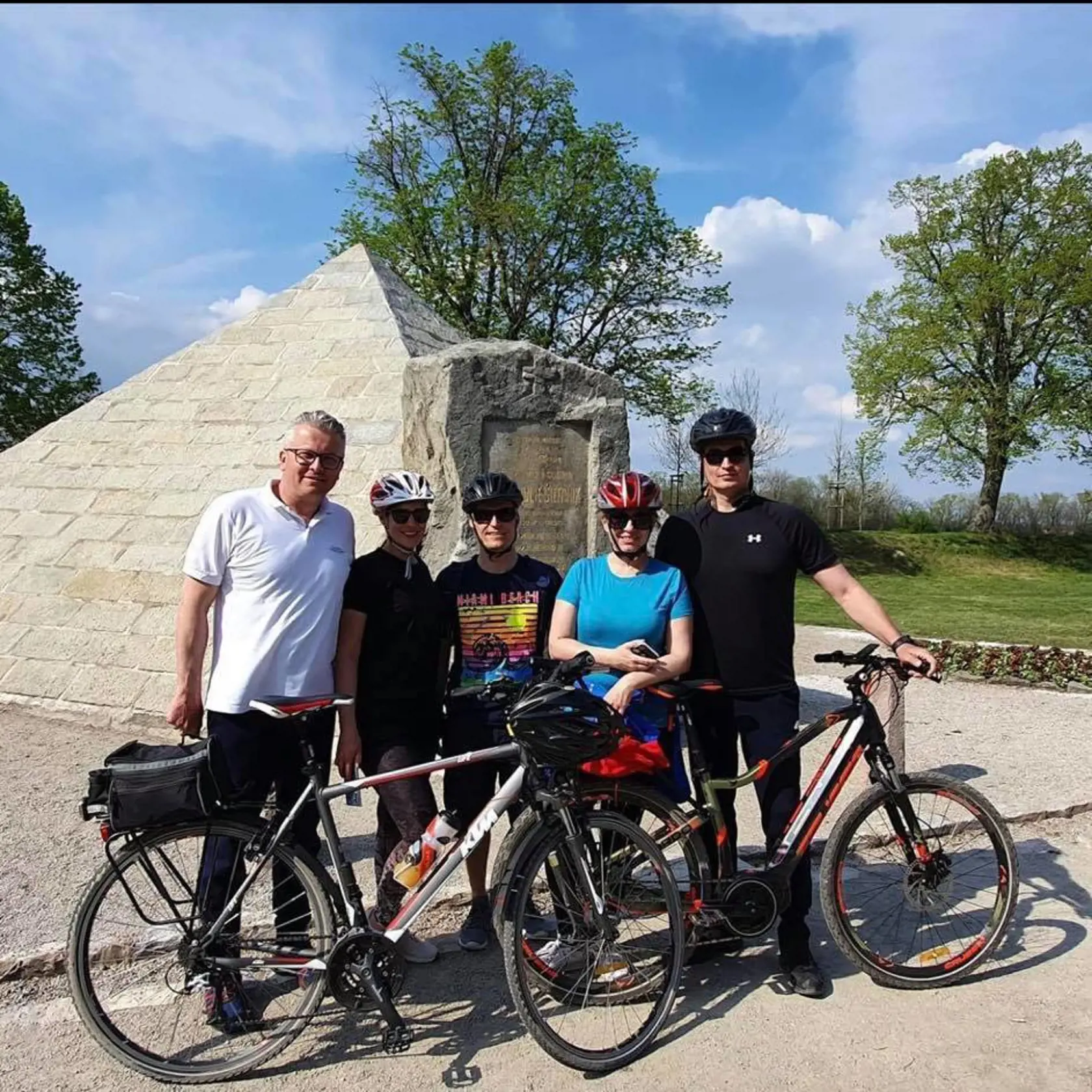 Prezidentka na bicykli so svojím partnerom Rizmanom.