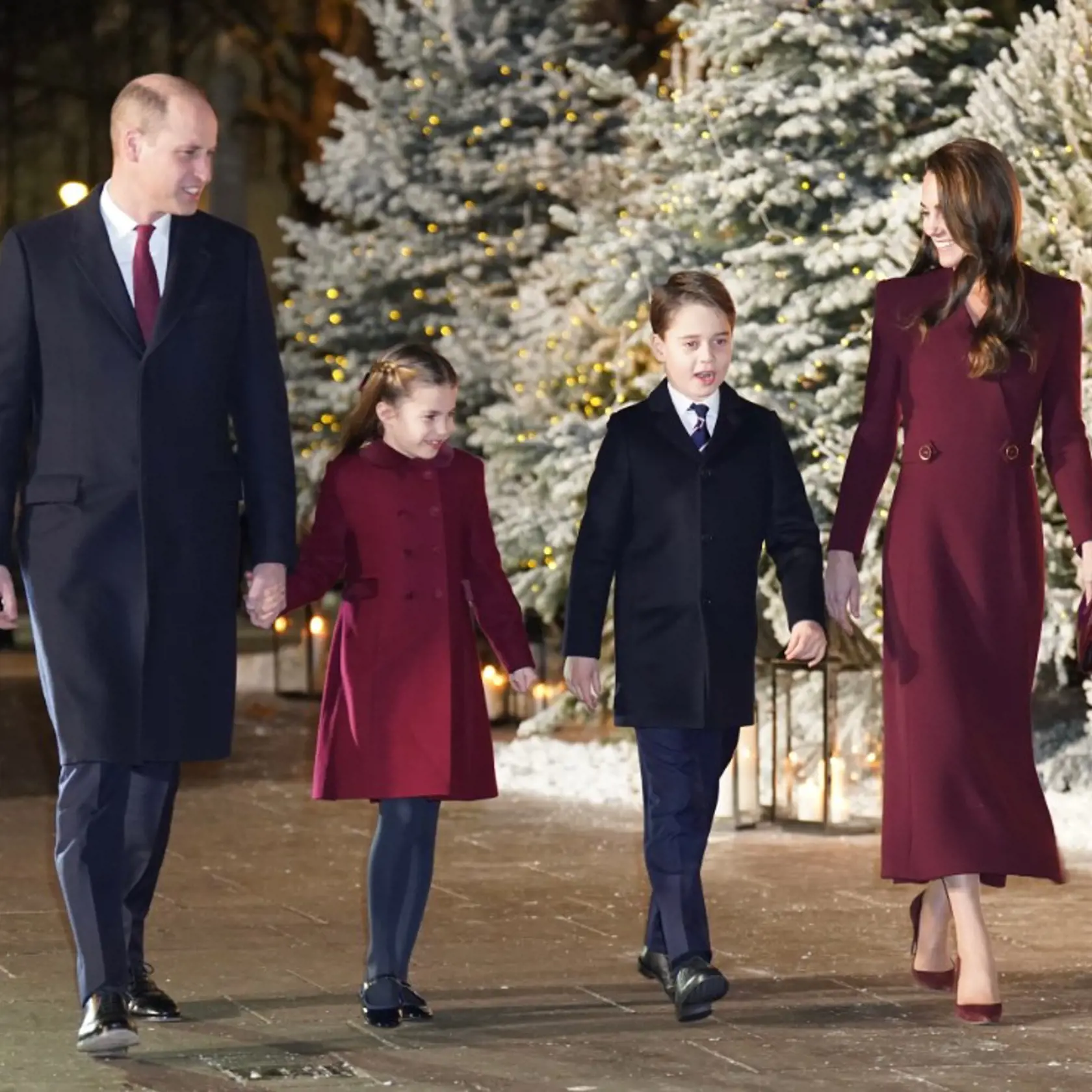 Princ William s manželkou Kate vytiahli ten najväčší tromf. Do spoločnosti vzali aj svoje dve staršie ratolesti, s ktorými sa dokonale zladili. George (9) a Charlotte (7) vyzerali ako mladšie kópie svojich rodičov.
