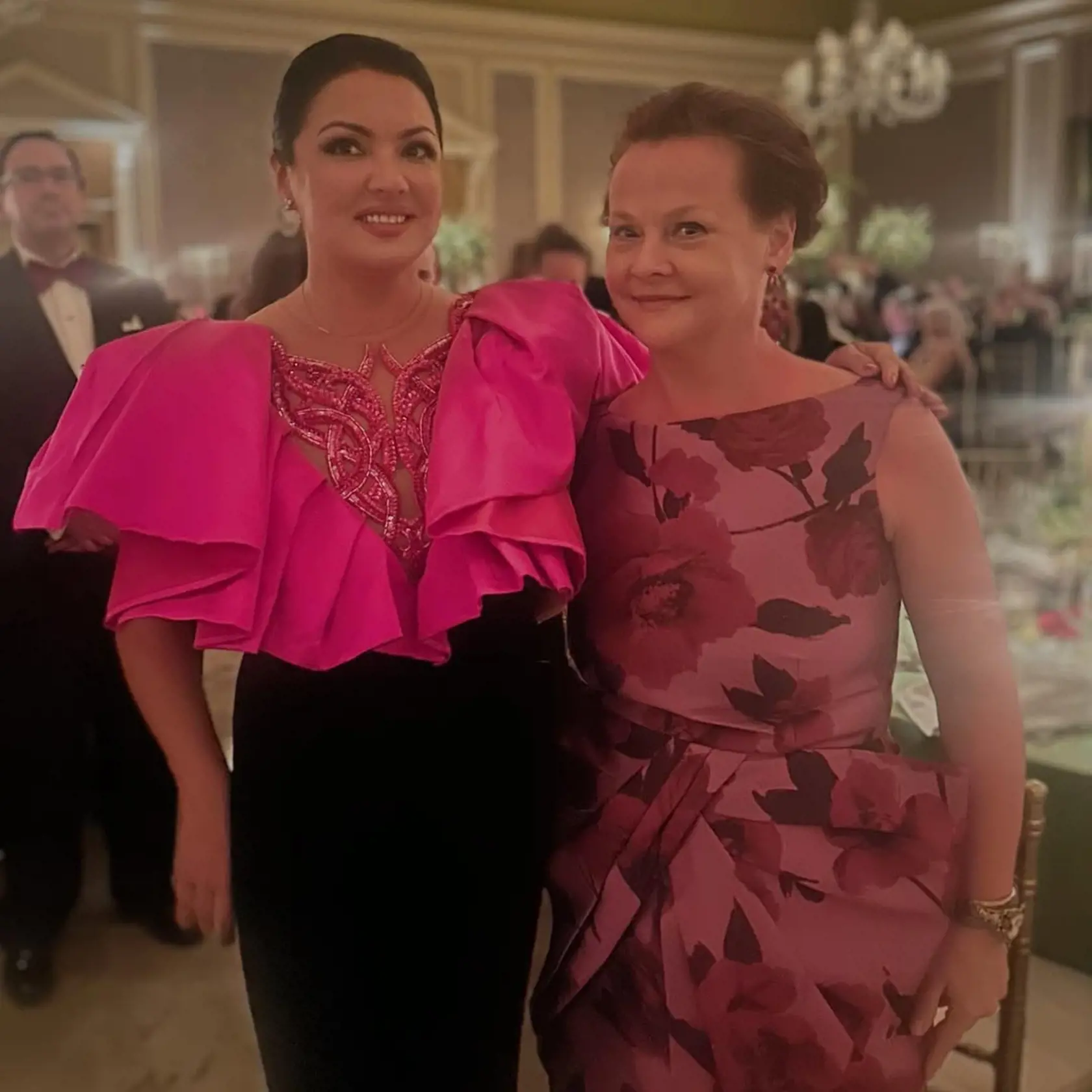 V pozlátenej tanečnej sále hotela Breakers v Palm Beach vstúpila ruská sopranistka Anna Netrebko vo volánovej ružovej róbe a trblietavých lodičkách.
