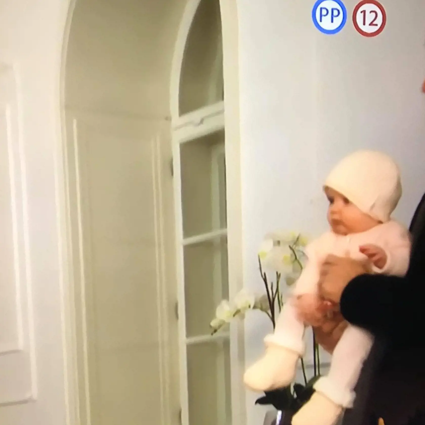 Malá Ella je skutočne rozkošné dievčatko. Na rukách ju potom držal otec Števo Skrúcaný.