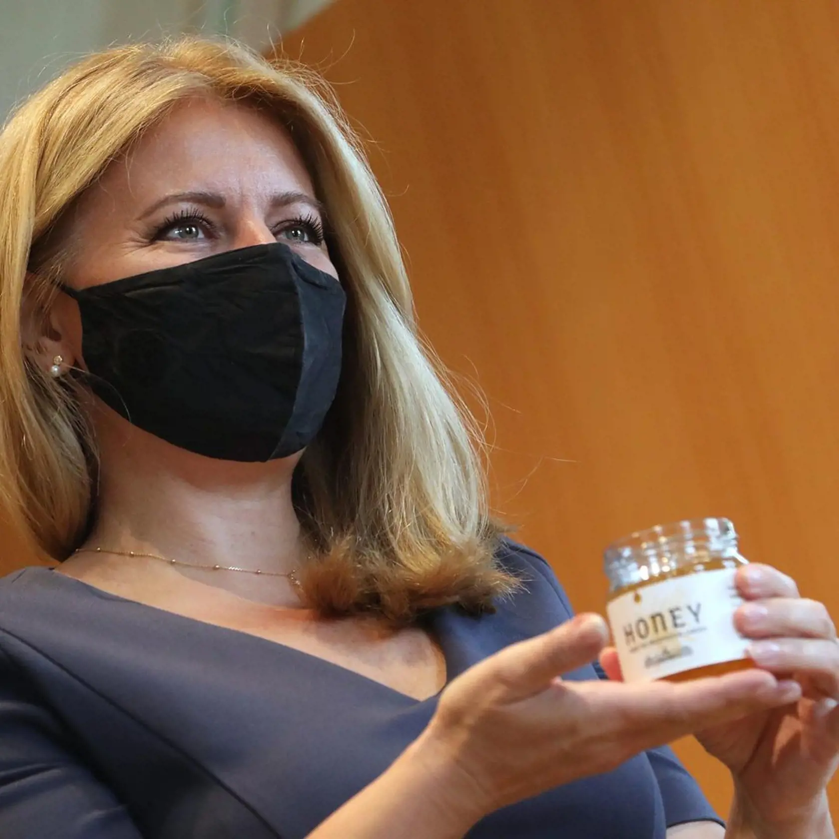 Včely sú zázrakom prírody, najdôležitejšími opeľovačmi a znáška medu je len sladkým bonusom k ich usilovnosti," hovorí prezidentka Zuzana Čaputová.