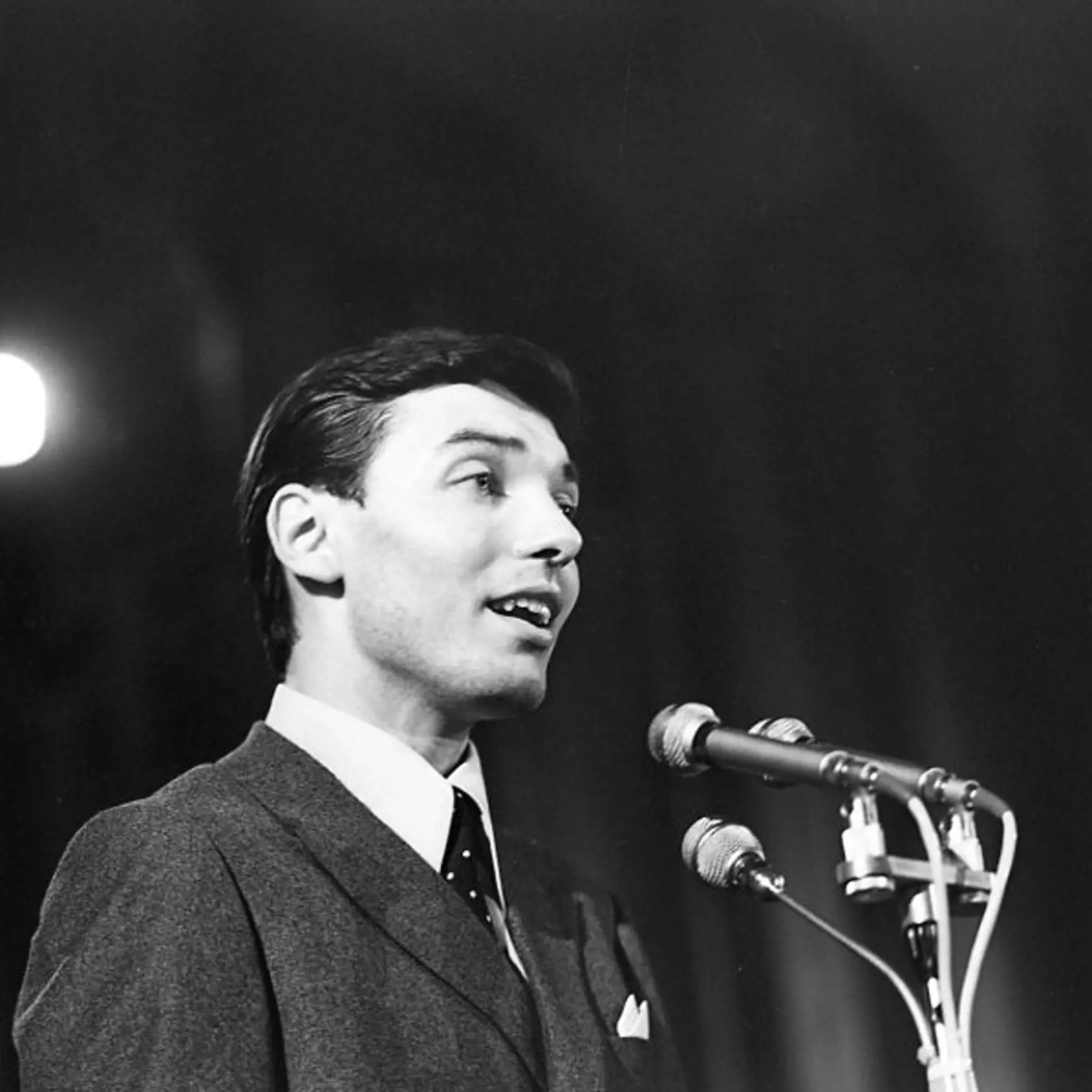 Karel Gott zomrel 1. októbra krátko pred polnocou. Bojoval s akútnou leukémiou. V roku 1966 vyhral historicky prvú Bratislavskú lýru.