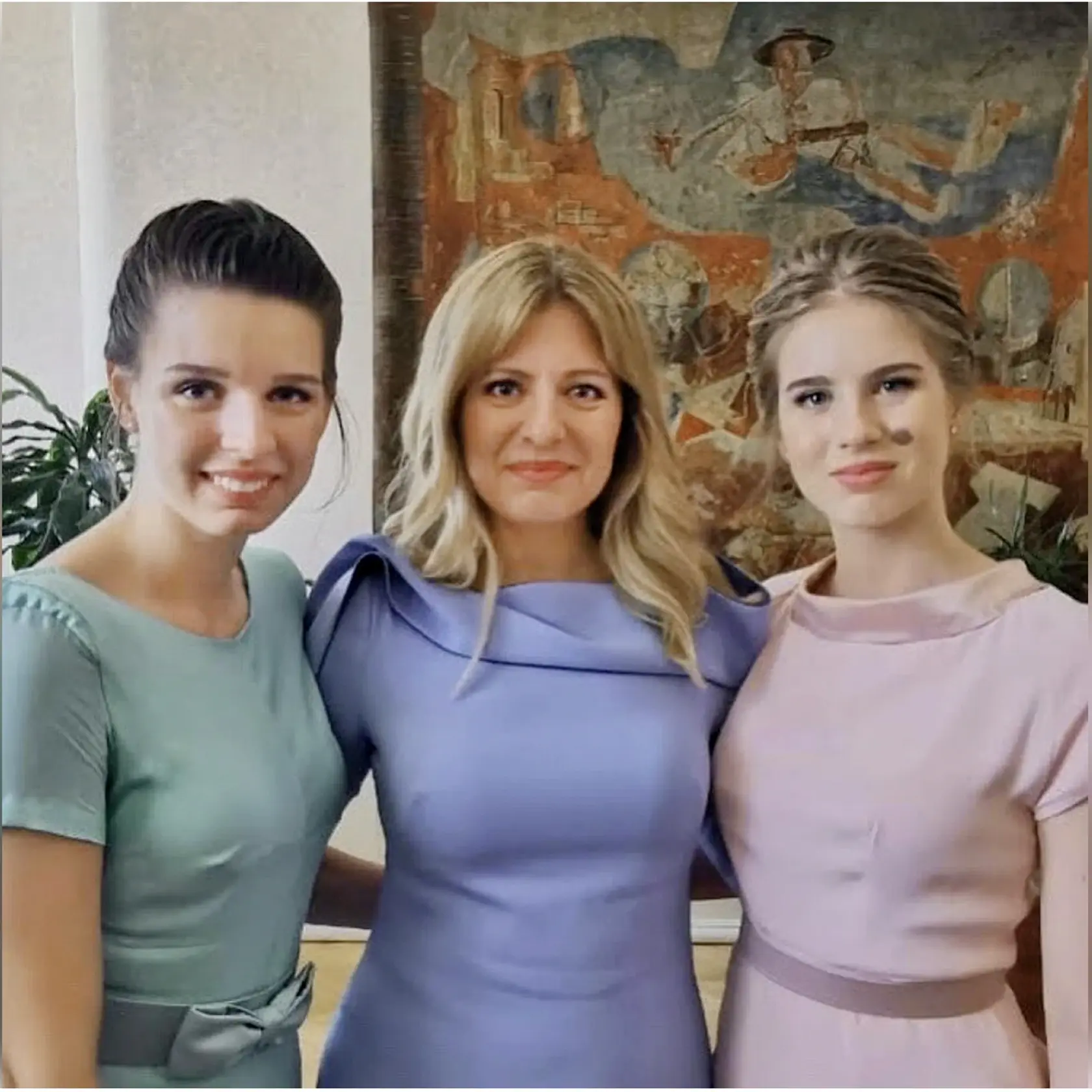 ZUZANA ČAPUTOVÁ so staršou dcérou LEOU a s EMMOU.