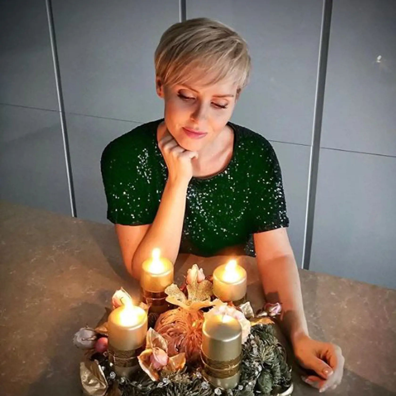 Kvetka Horváthová si zladila adventný veniec do zlatej farby.