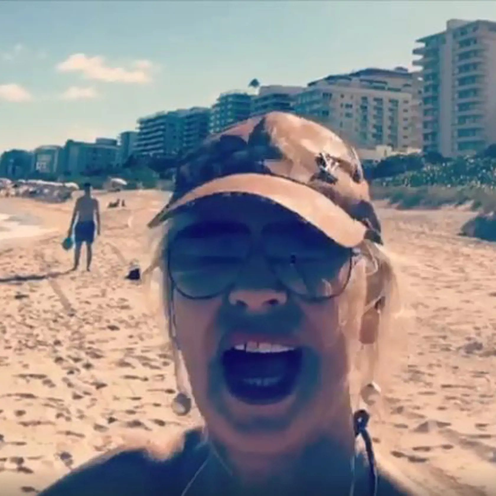 Čerstvá sedemdesiatnička Eva Máziková svoje životné šťastie našla po boku manžela Petra. Do extravagantnej a mimoriadne atraktívnej speváčky sa zamiloval počas toho ako si ju pozval spievať na oslavu svojich zásnub.