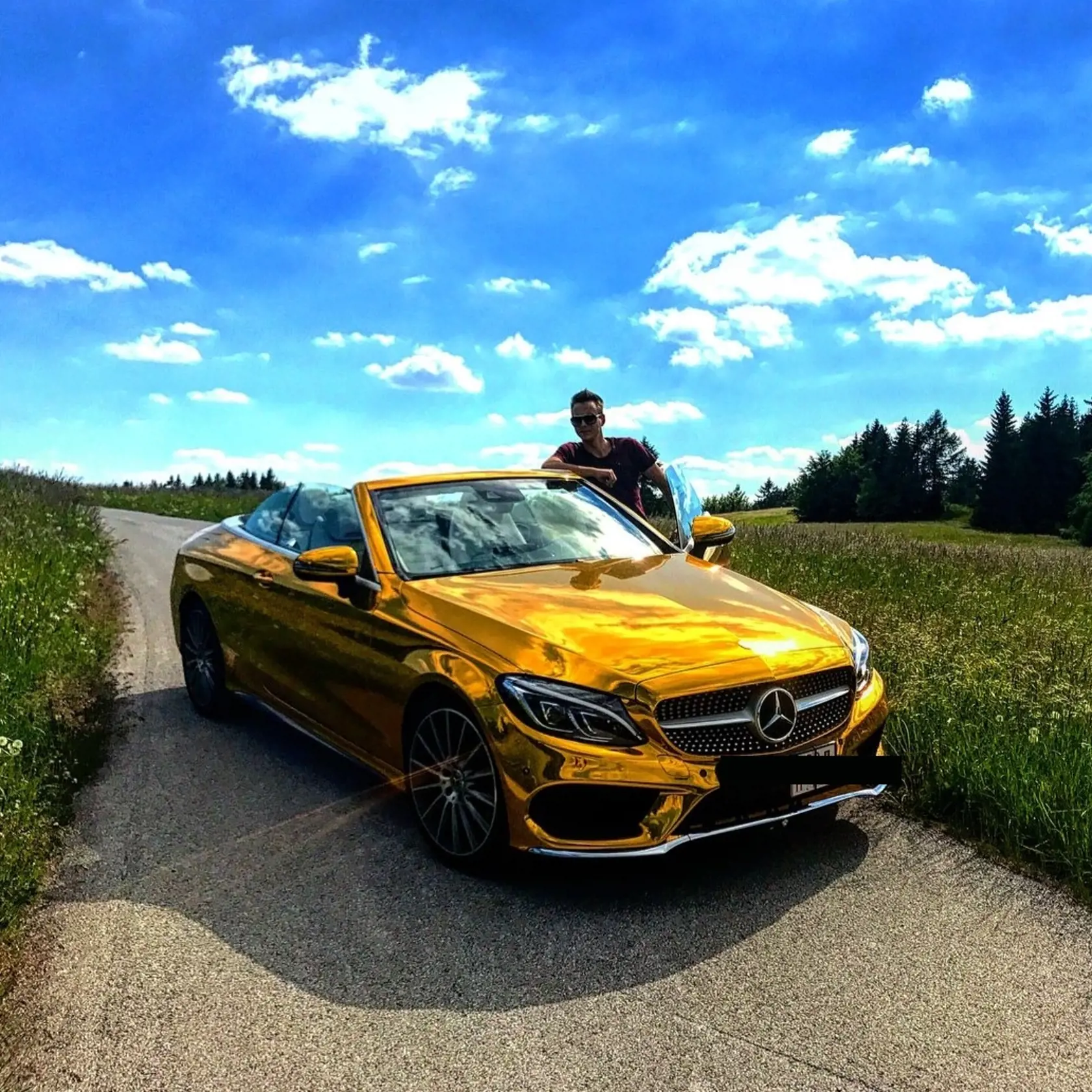 Ak uvidíte zlatý Mercedes v uliciach Banskej Bystrice, patrí Kewinovi.