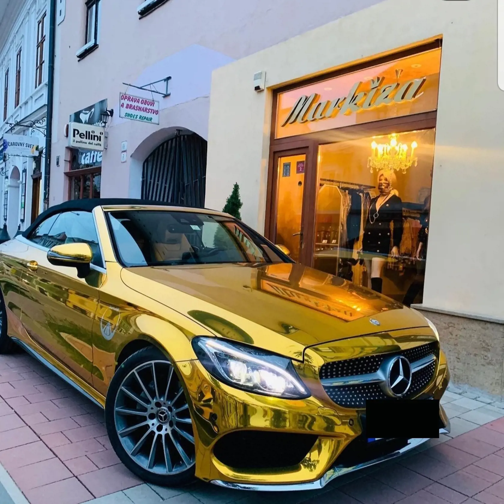 Monikin syn Kewin zvolil zlatý Mercedes.
