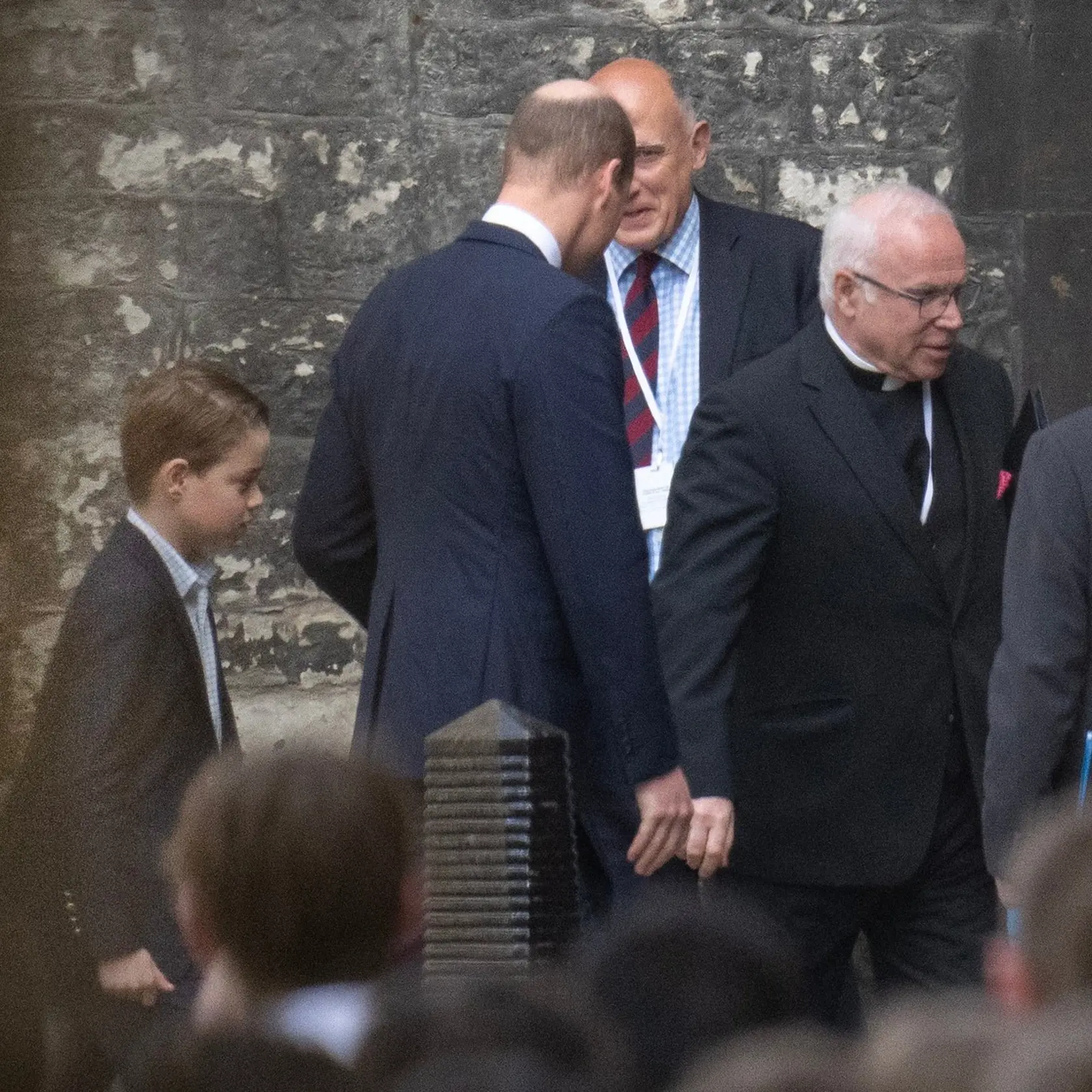 To, že sa historickej udalosti zúčastnia princ George a princezná Charlotte, deti Kate a Williama, bolo všetkým od začiatku jasné. Avšak malá Charlotte opäť na seba strhla pozornosť svojimi krásnymi šatami.
