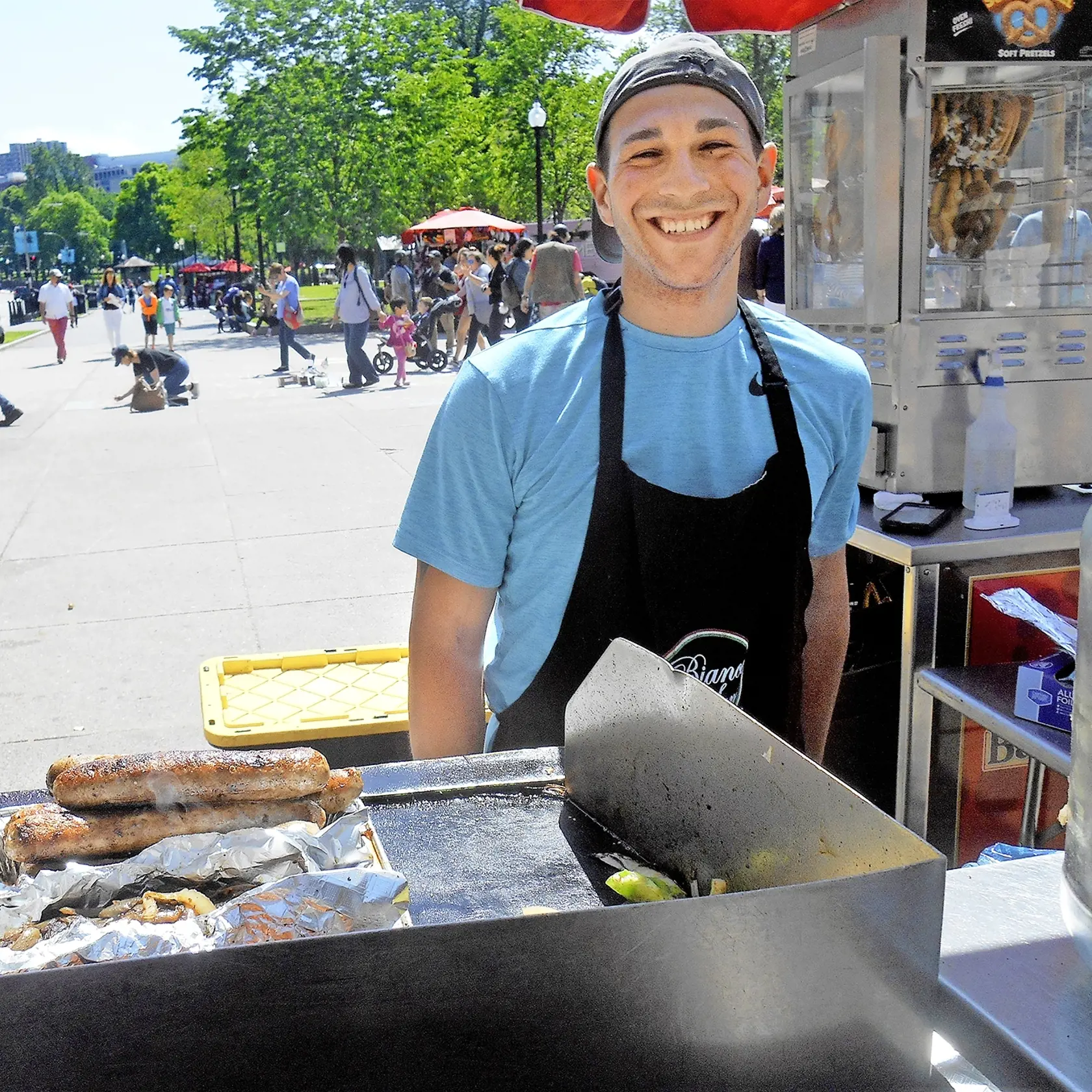Predavač  maxihotdogov  v parku Boston Common.