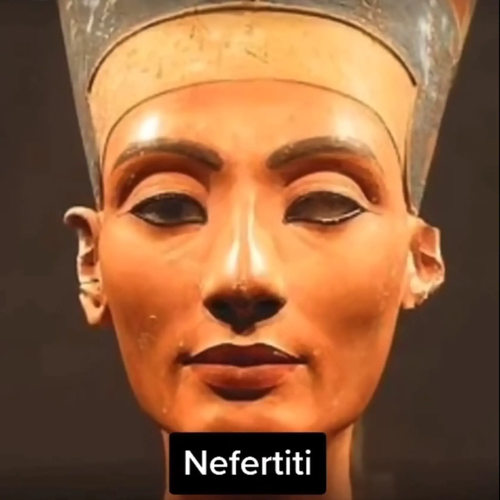 Nefertiti, celým menom Nefernefruaton Nefertiti, bola kráľovná a manželka faraóna Achnatona. Jej meno sa stalo synonymom krásy. Dnes je známa hlavne vďaka dobre zachovanej buste, objavnej v roku 1912, ktorá zobrazuje jej krásnu tvár s neobyčajne jemnými rysmi.