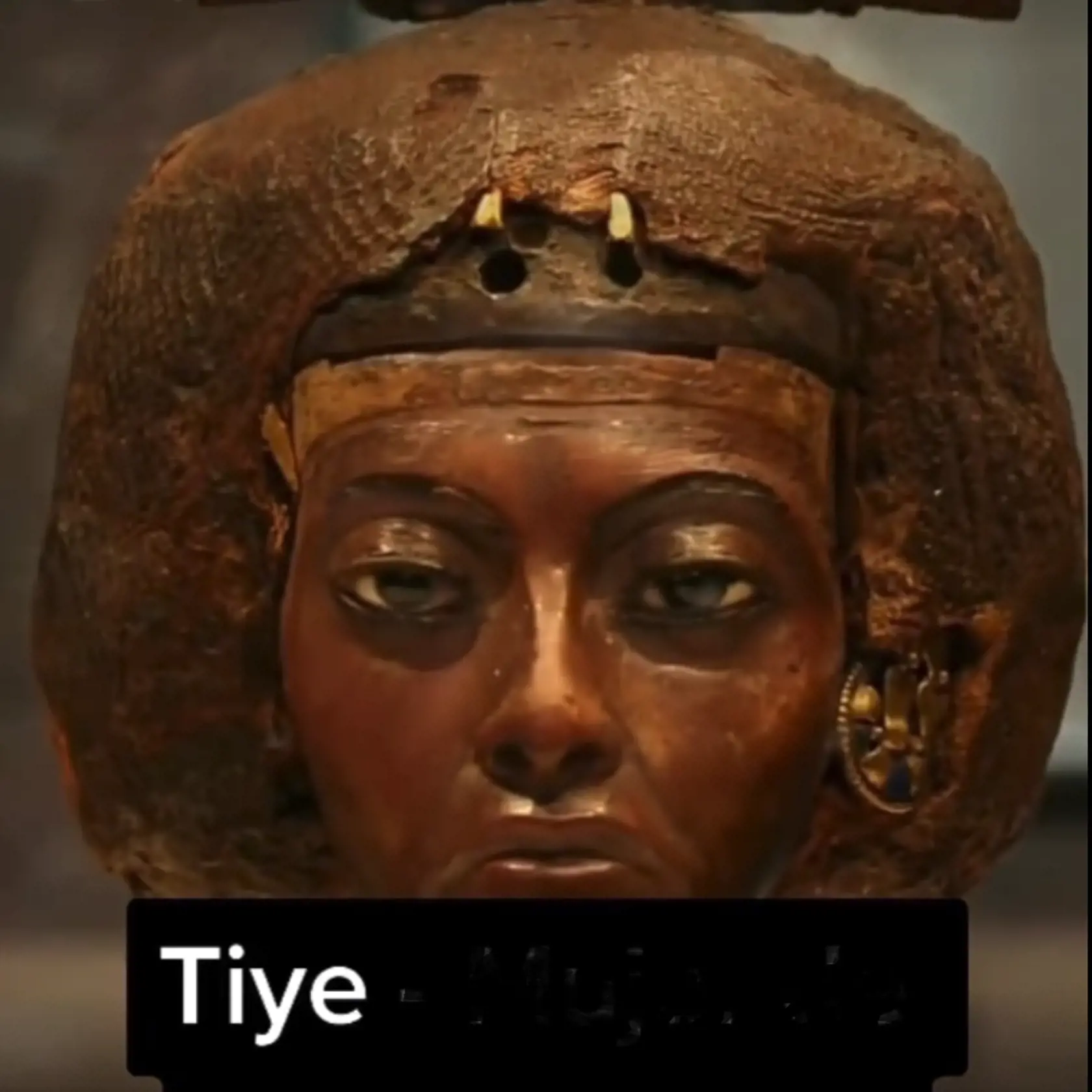 Tiye (asi 1398 pred Kr. – 1338 pred Kr., bola dcérou Yuyi a Thuyi . Stala sa Veľkou kráľovskou manželkou egyptského faraóna Amenhotepa III . Bola matkou Achnatona a babičkou