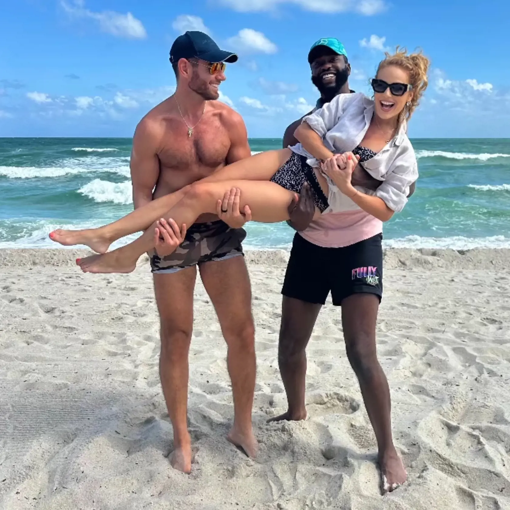 Karin si užíva na pláži v Miami. spoločnosť jej robia fešáci!