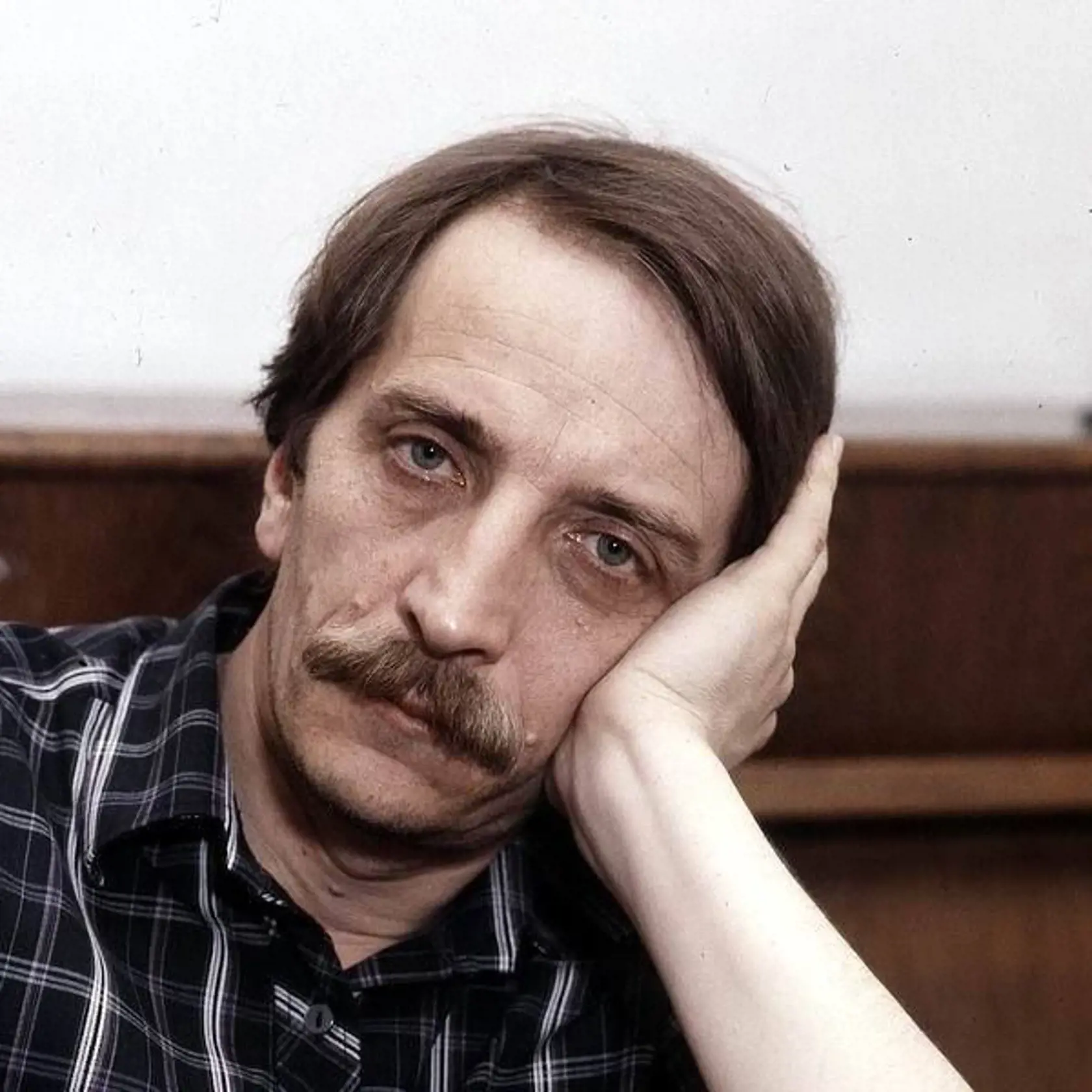 Hudobník, skladateľ, humorista, dramaturg a herec Jaroslav Filip († 51)  sa narodil v obci Hontianske Moravce.