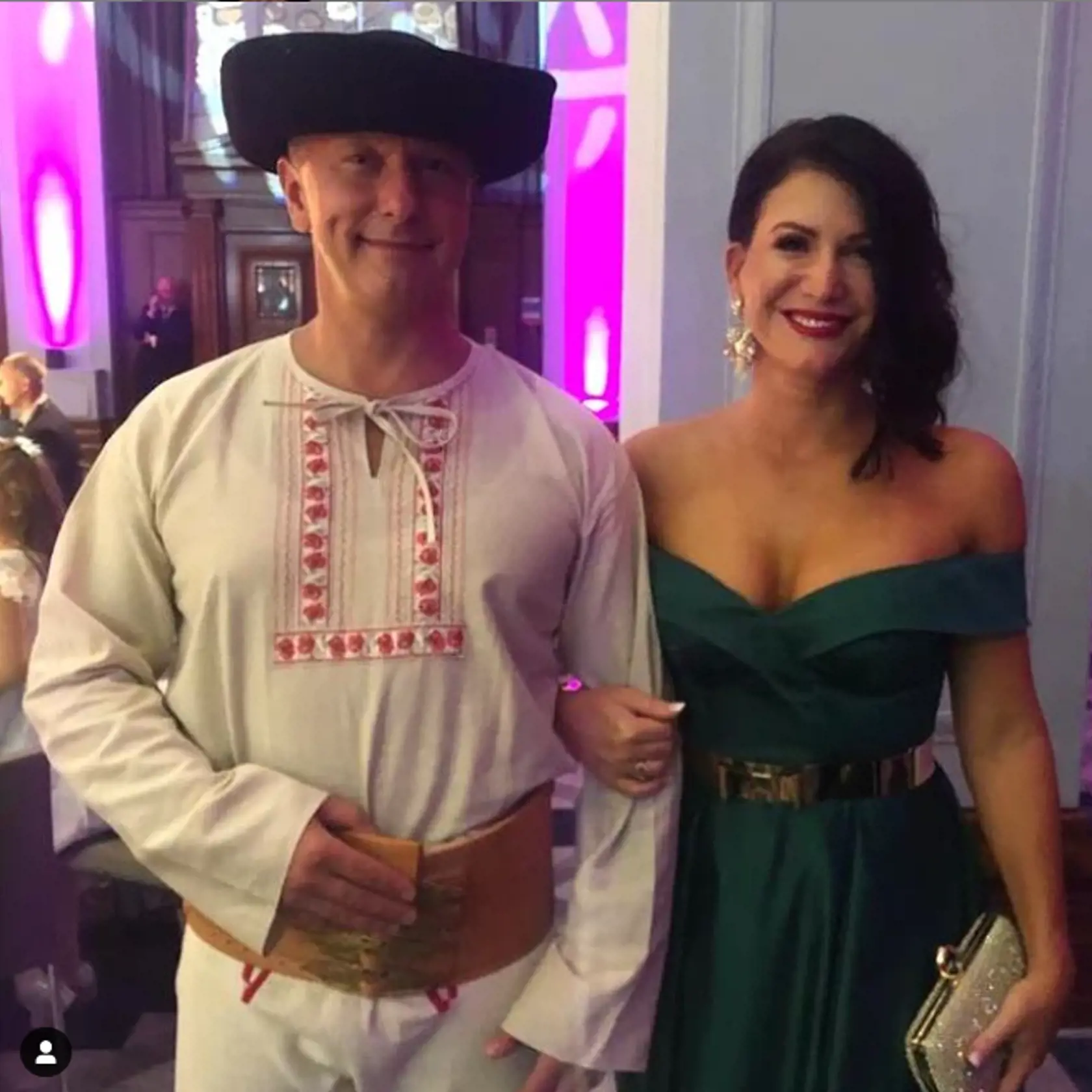 Na plese Čechoslovákov si Bittó Cigániková zapózovala s neznámym krojovaným mužom.
