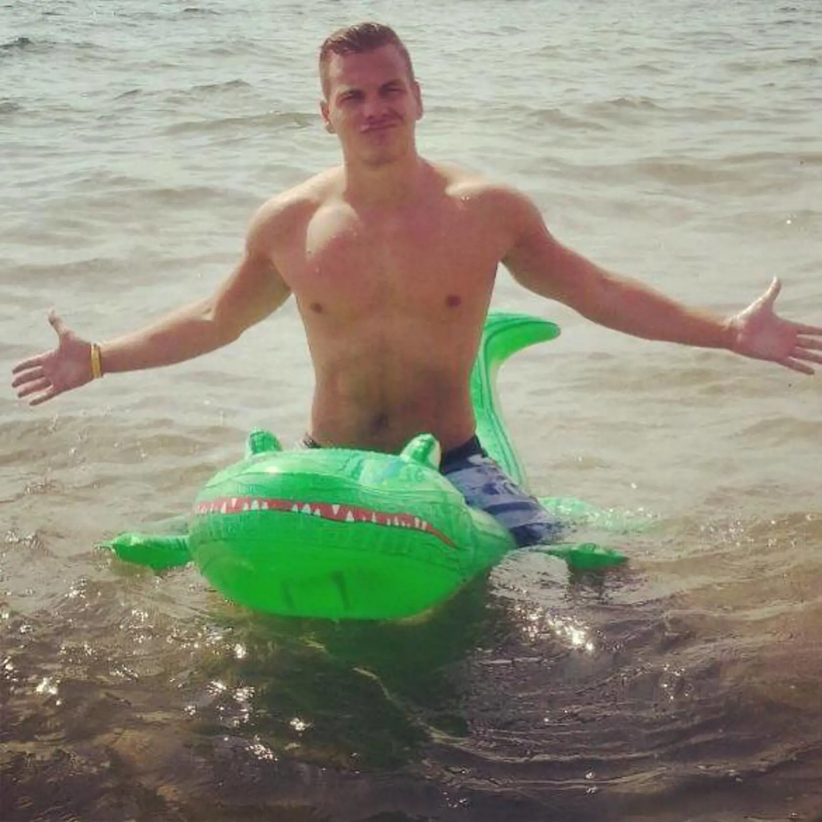 Rakby je aj v dospelosti hravý, pokojne sa odfotí na detskej nafukovačke.