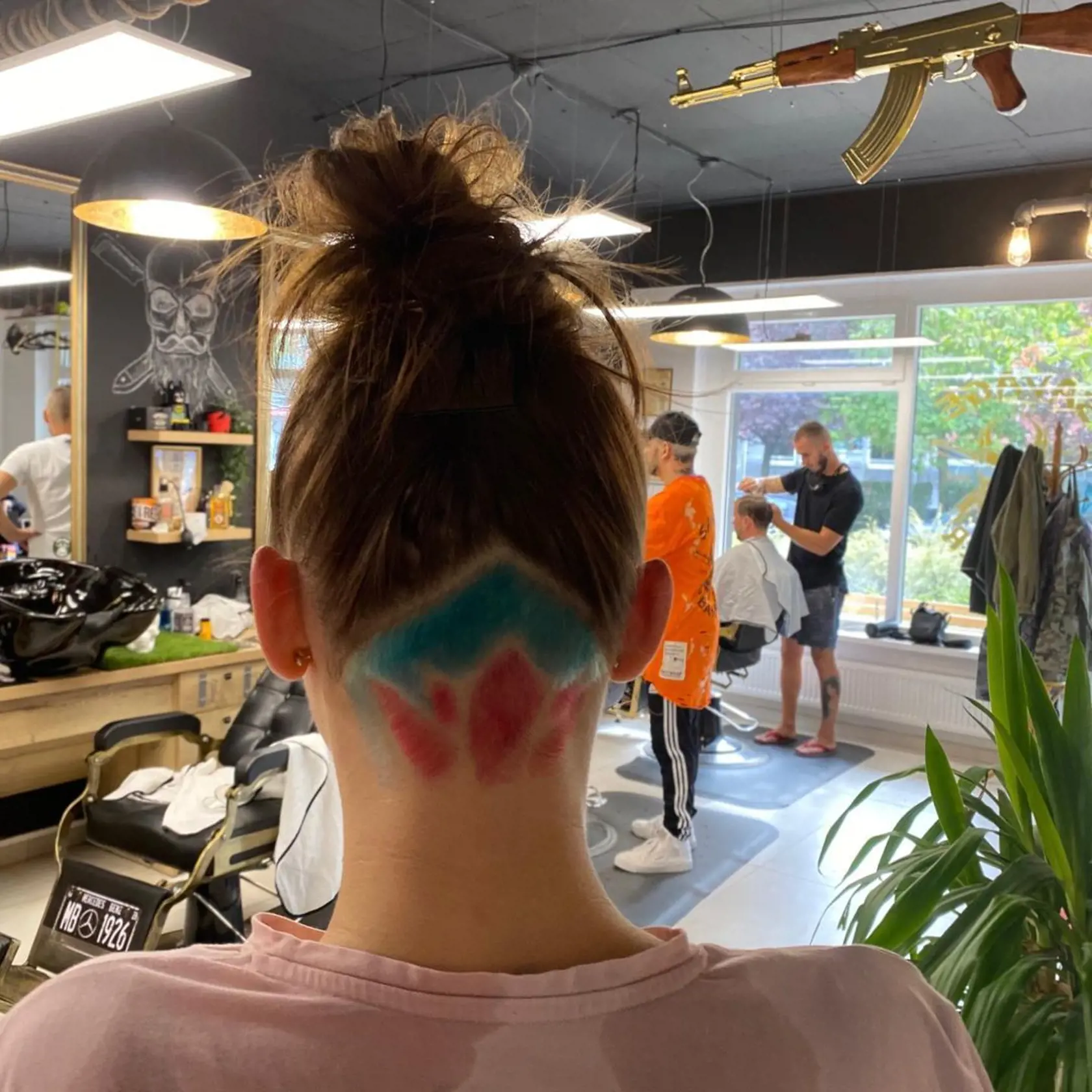 Priscilla sa živí ako barberka.