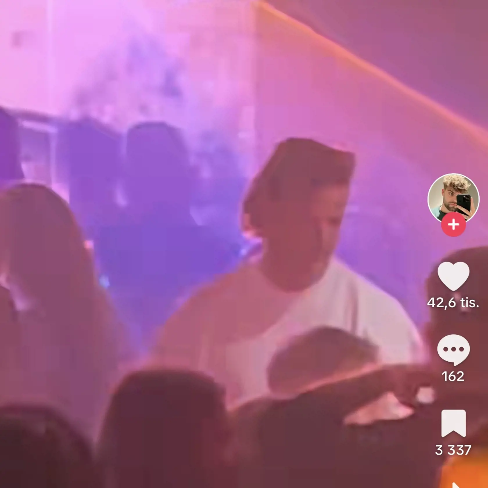 Televízny ženích Radko Urbanyak sa cez víkend zabával na známej bratislavskej diskotéke Luna Bar.