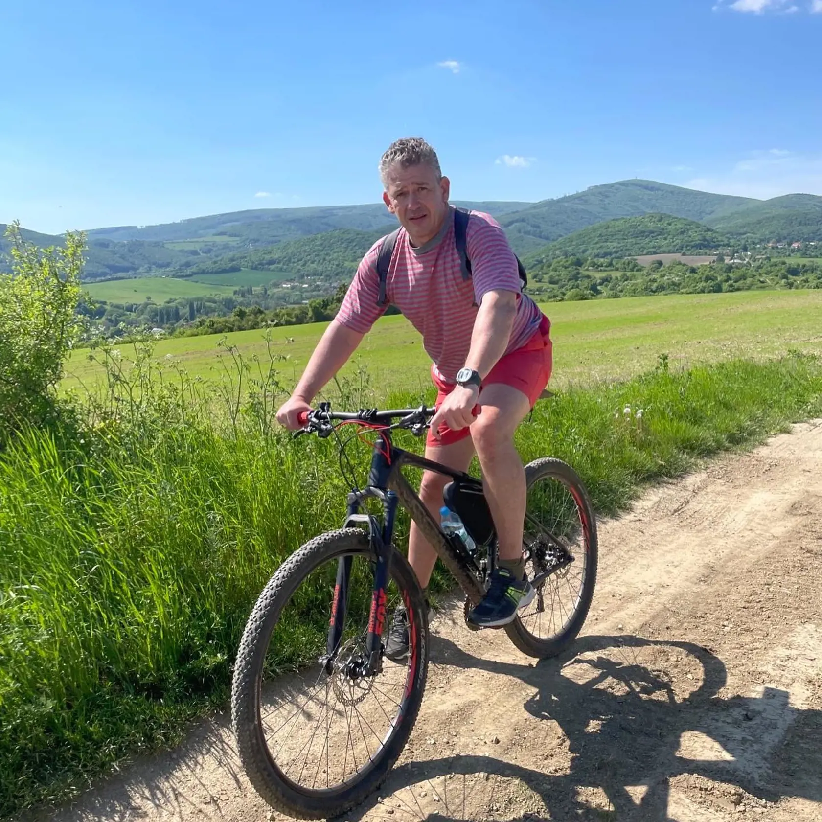 Na bicykli
Minister vnútra sa udržiava v kondičke na dvoch kolesách.