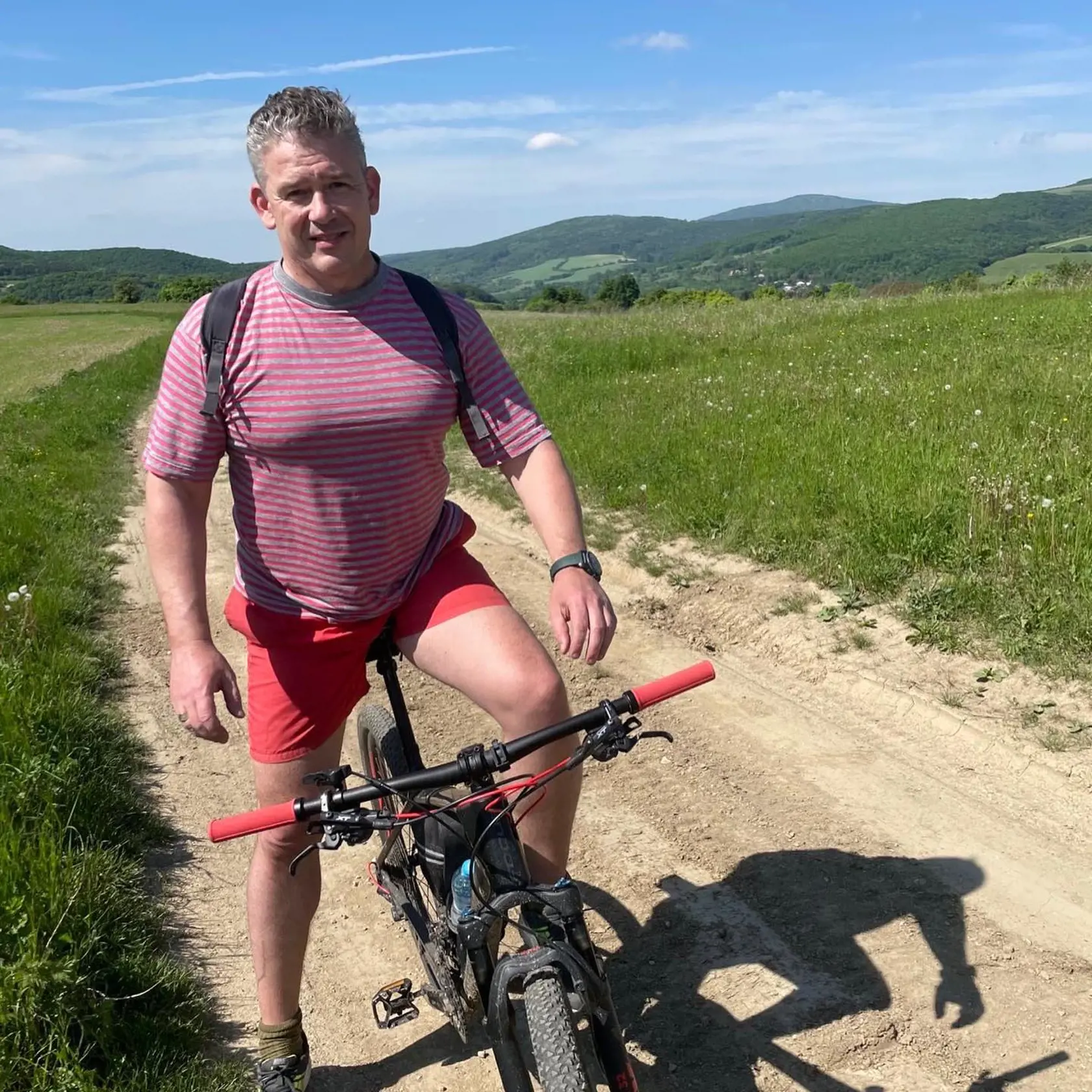 Minister vnútra Roman Mikulec (OĽANO) trávil víkend na bicykli. "Máme za sebou slnečnú sobotu, verím, že ste si ju vychutnali a načerpali energiu. Rád relaxujem aktívne, dnešné slnečné počasie som strávil aj na bicykli. Príroda úžasne dobíja energiu a na Slovensku máme pekné cyklotrasy," napísal minister.