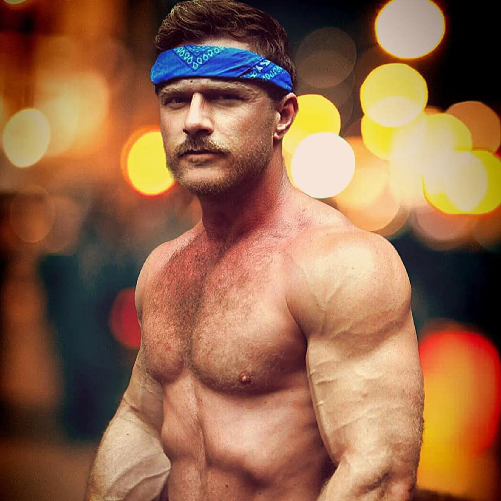 Mať tak červenú šatku, dlhšie vlasy a oholené fúzy, Martin by vyzeral ako Sylvester Stallone alias 'Rocky'.