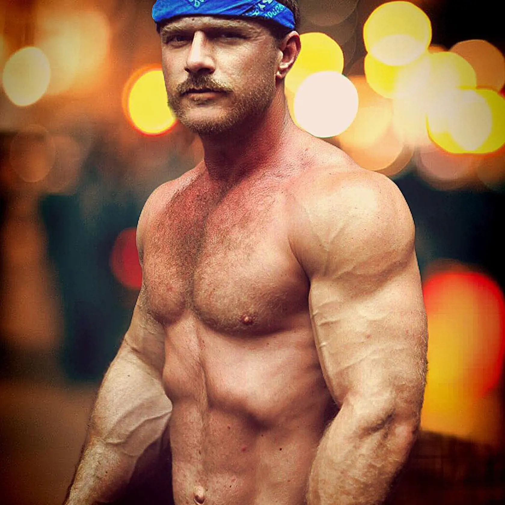 Mať tak červenú šatku, dlhšie vlasy a oholené fúzy, Martin by vyzeral ako Sylvester Stallone alias 'Rocky'.