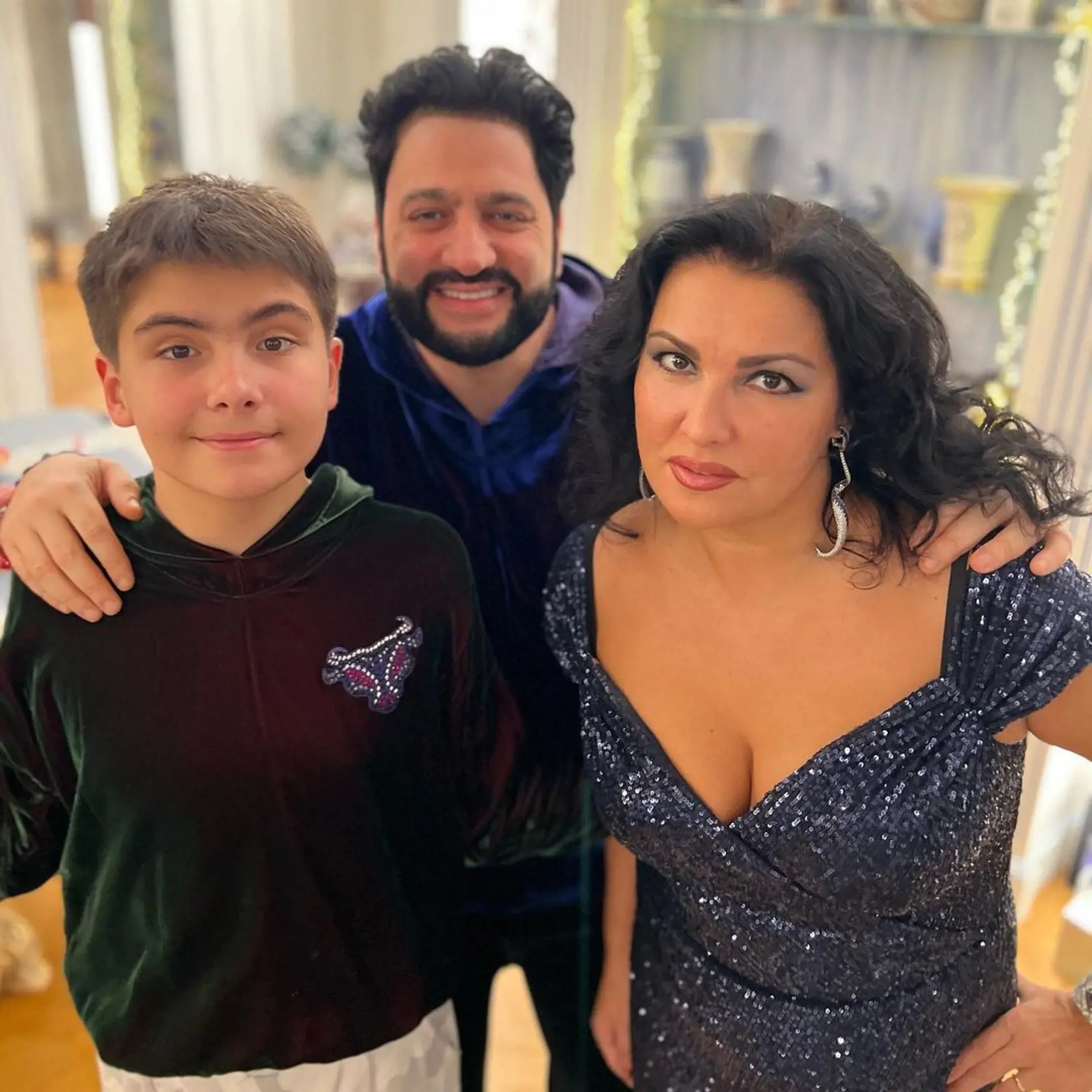 Ruská operná diva Anna Netrebko s manželom, azerbajdžanským tenoristom Yusifom Eyvazovom a jej synom Tiagom, ktorého otcom je  uruguajský basbarytonista Erwin Schrott.