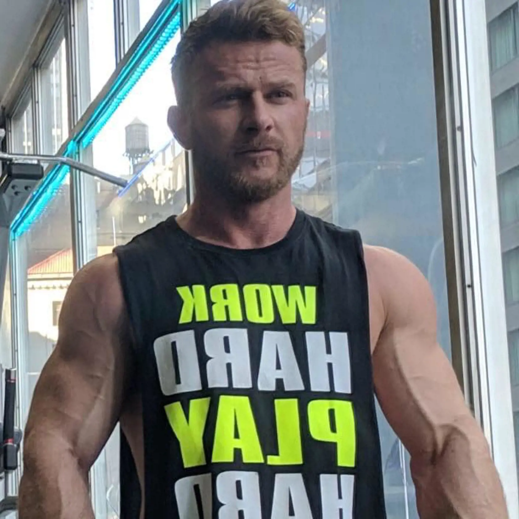 V posilňovni.