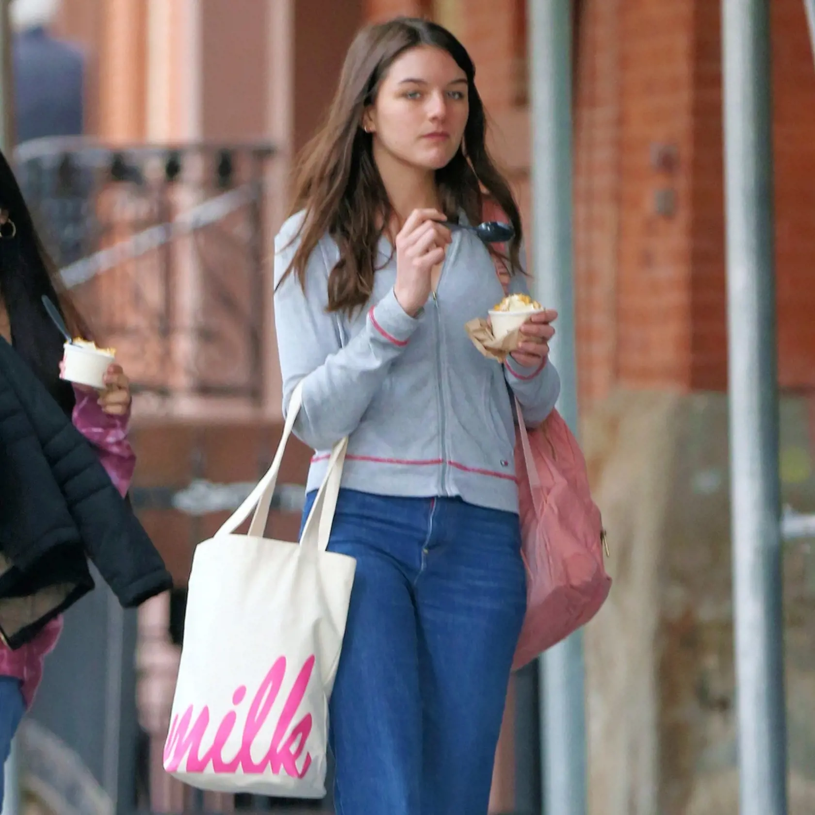 Suri Cruise vyrazila do ulíc v džínsoch a teplákovej mikine. Z maličkého dievčatka už vyrástla takáto krásna tínedžerka!