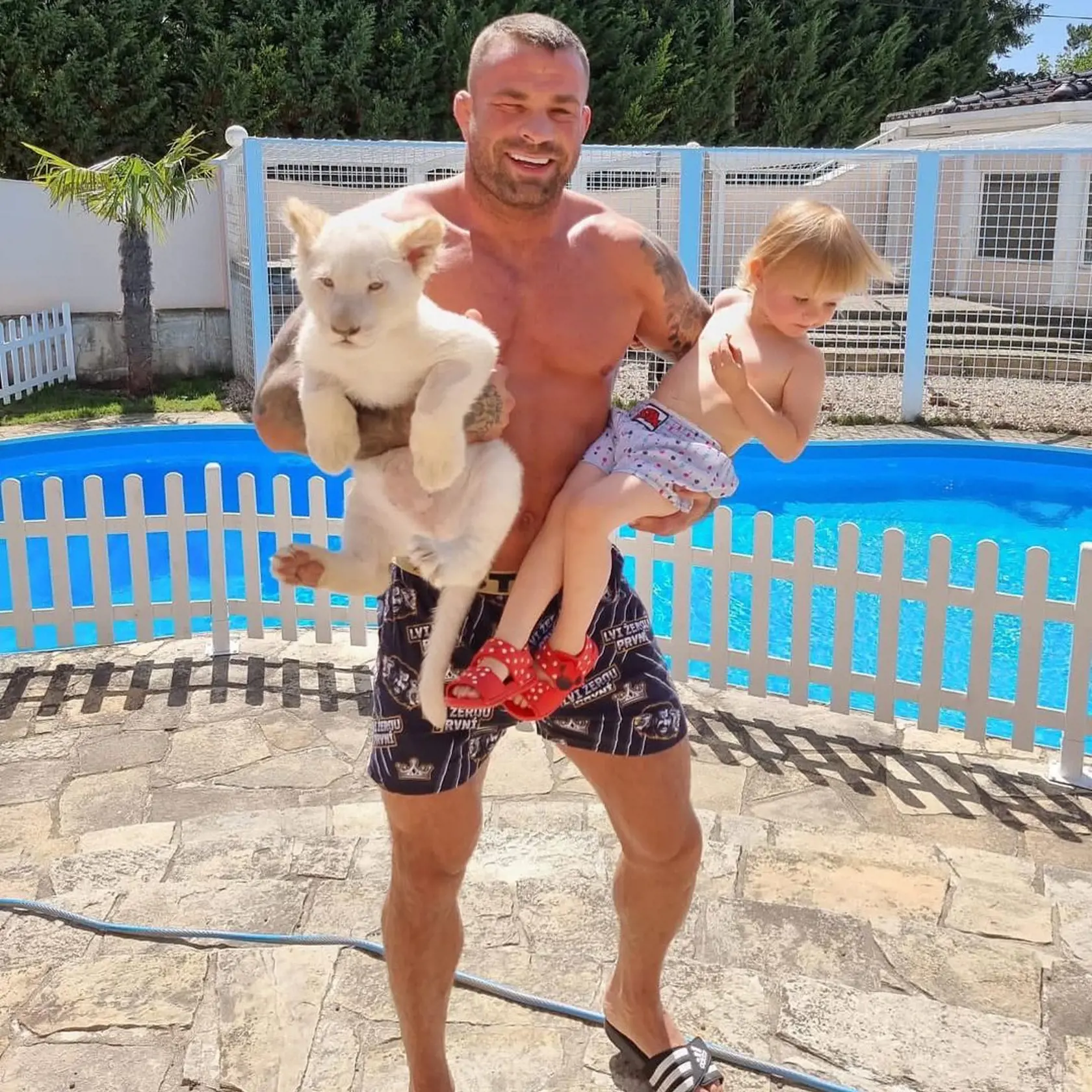 Karlos Terminátor Vémola s dcérou Lili a levíčaťom.