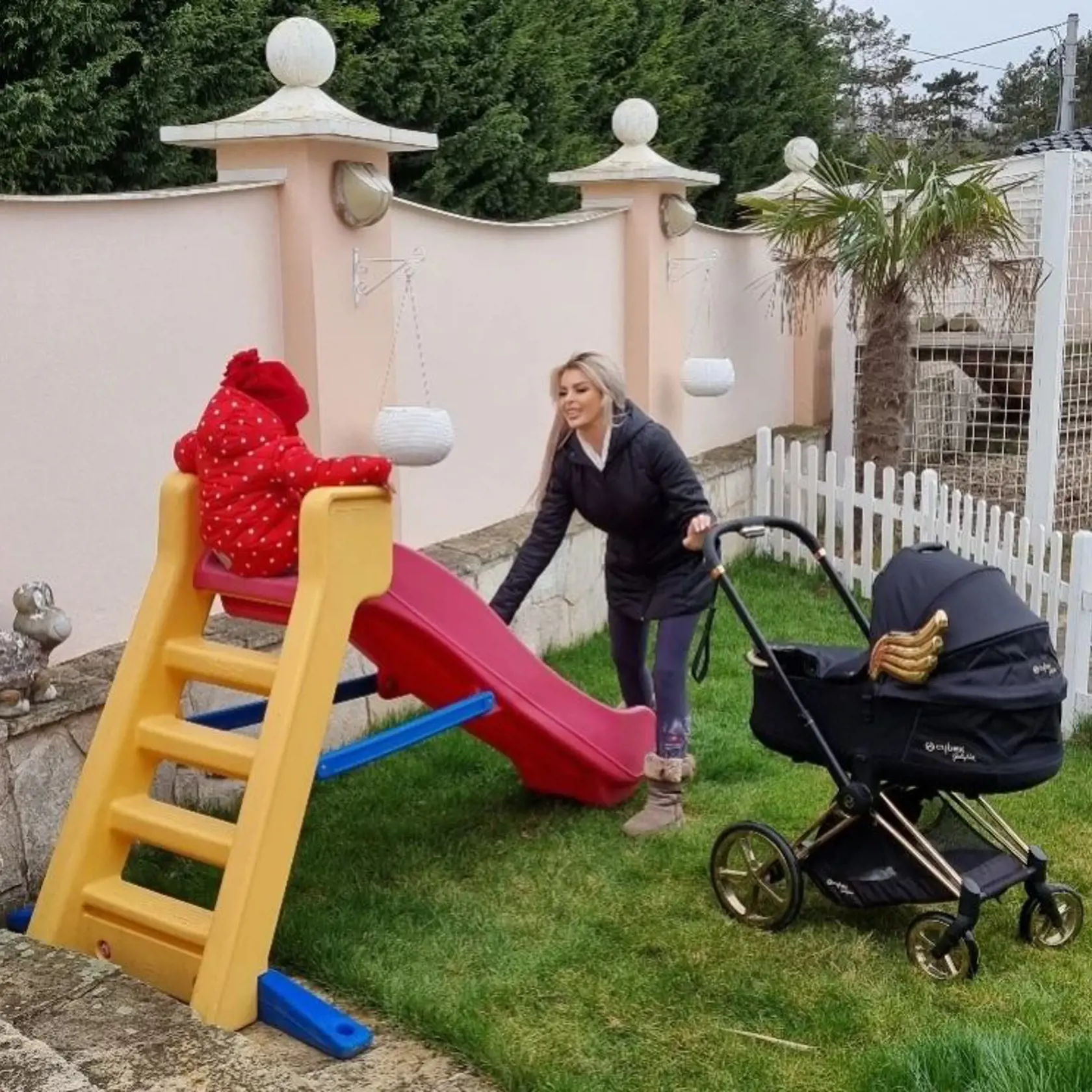 Na záhrade ihrisko pre deti.