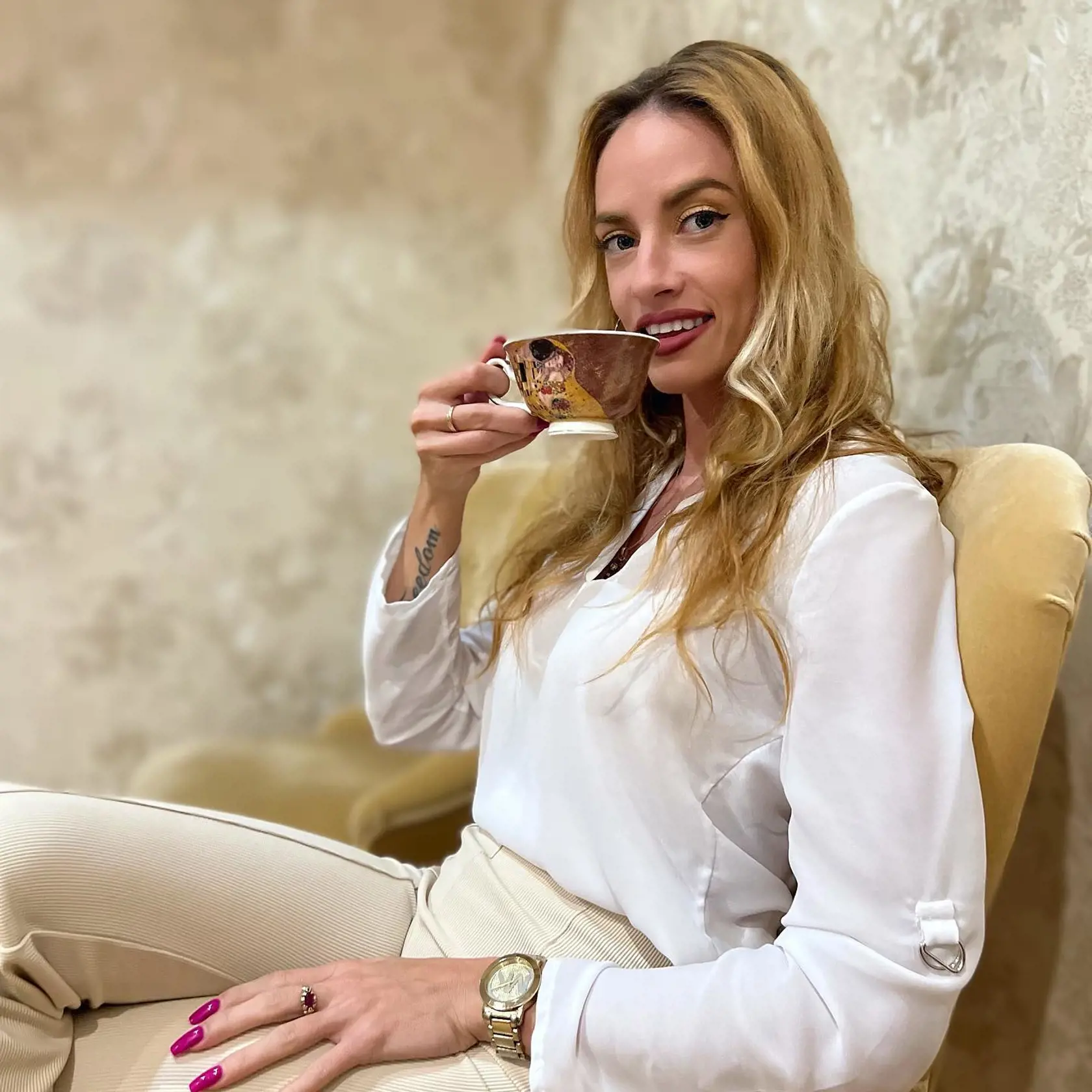 Johnny zbalil krásnu a sexi Petru, s ktorou teraz čakajú synčeka.