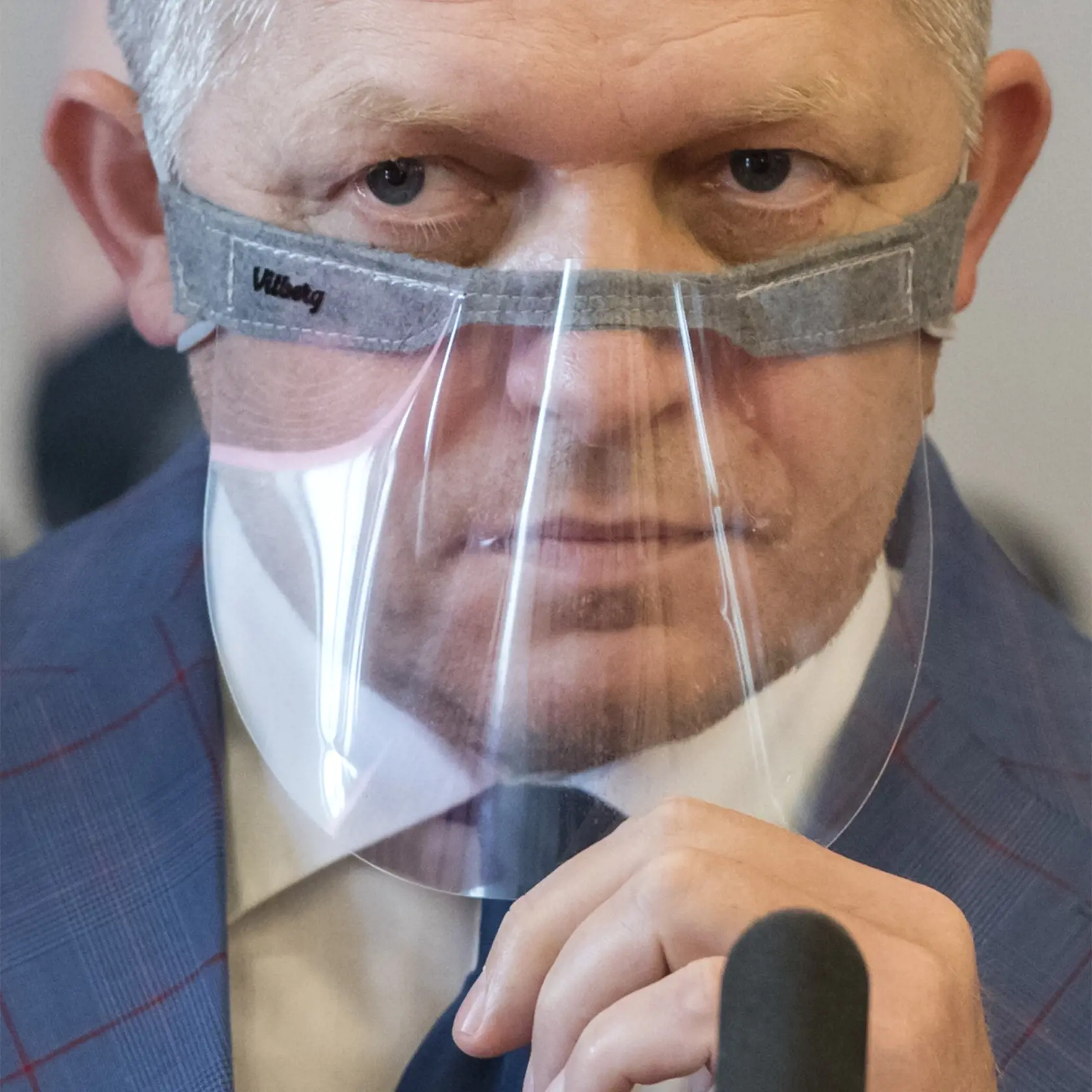 Na snímke je predseda strany Smer-SD Robert Fico počas brífingu s novinármi.