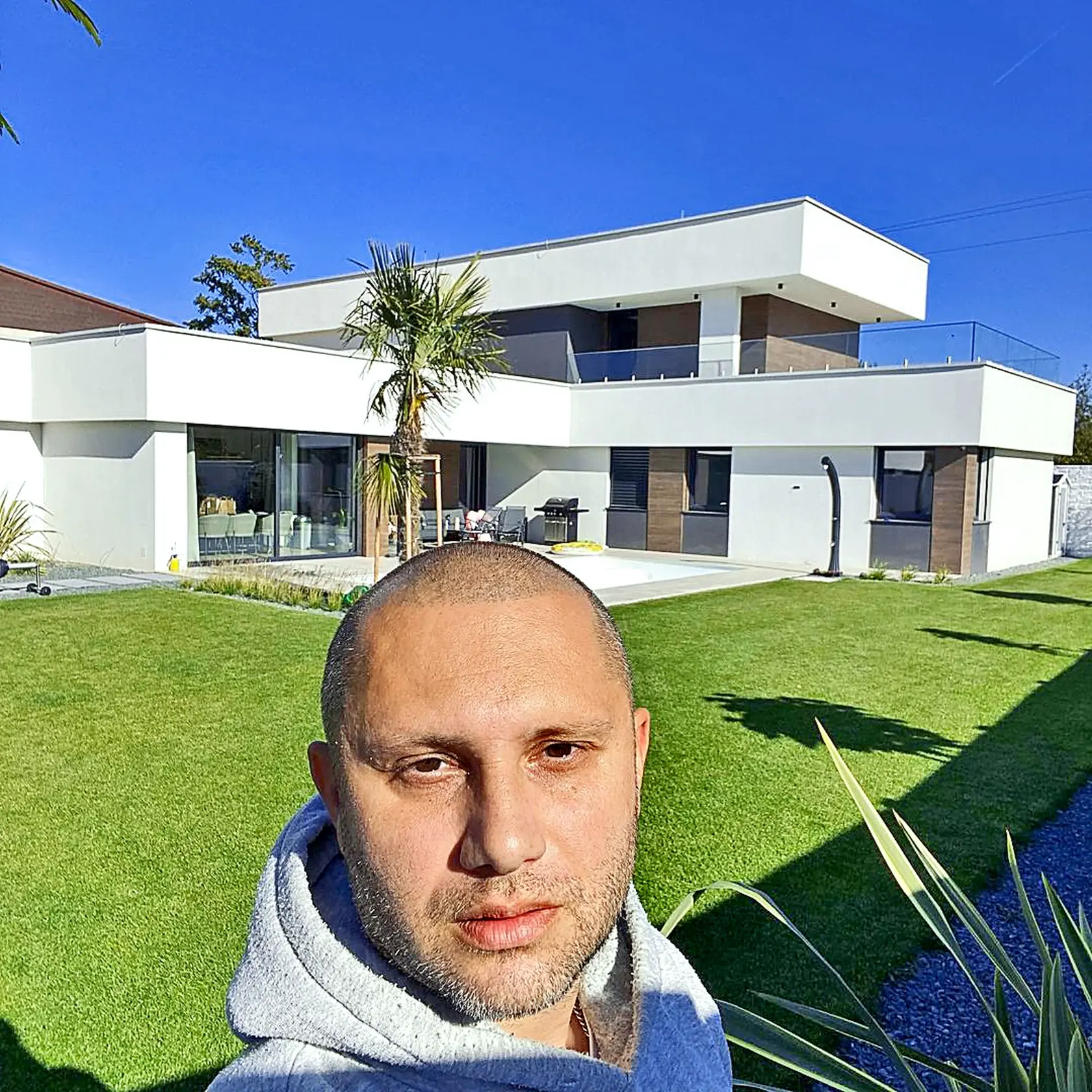 Pri vile sú aj bazén a palmy.