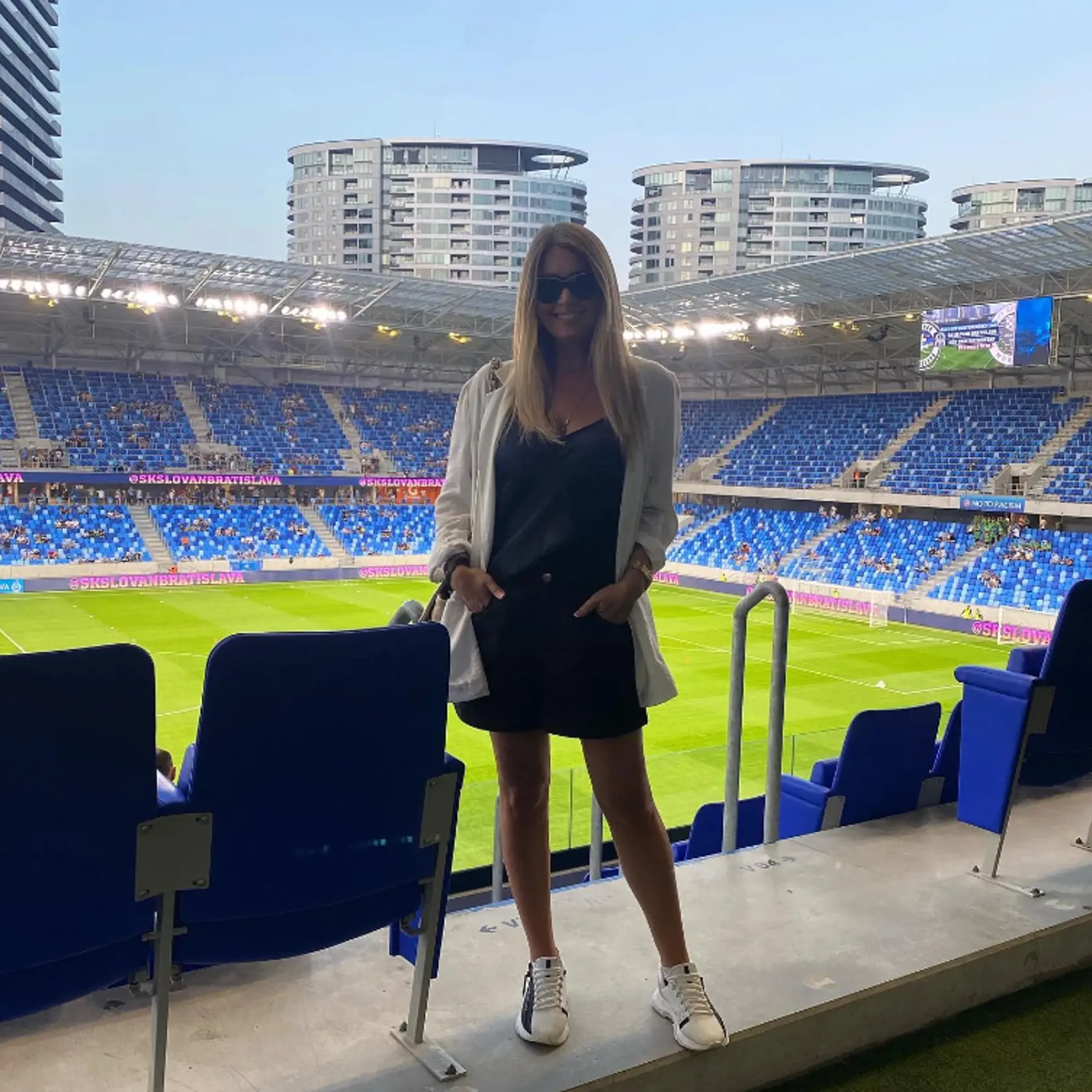 Eva na Národnom futbalovom štadióne. Vidieť Džodlovú s odhalenými nohami je nezvyk, buď nosí čižmy nad kolená alebo šaty pod. Prečo asi?