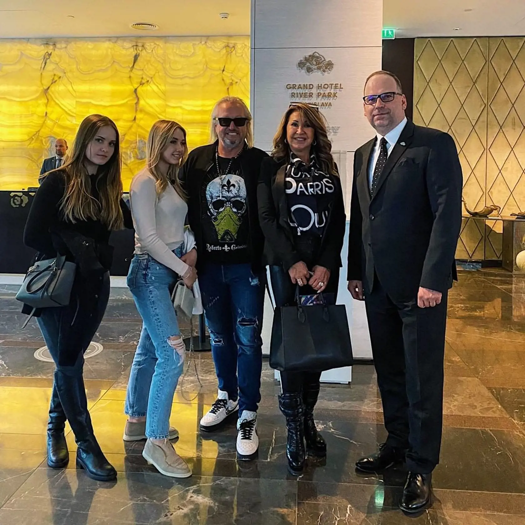 Sme radi, že počas svojej cesty po Slovensku nevynechal "Róóóbert" Geiss s manželkou Carmen a dcérami Shaniou a Davinou ani náš hotel, zverejnil fotku Grand Hotel River Park Bratislava na svojom Instagrame.