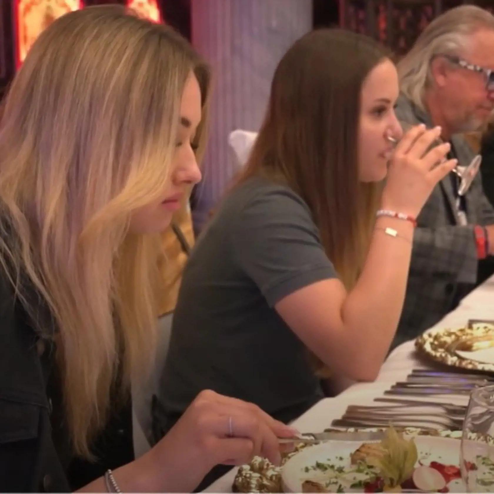 Posledné epizódy zo Slovenska vyvolali medzi fanúšikmi rodiny Geissovcov znova vlnu kritiky. Terčom sa tentokrát stala ich staršia dcéra Davina, ktorá mala vážne problémy s prečítaním menu v noblesnej reštaurácii. Na Geissovcov tam čakala luxusná večera v podobe 9-chodového menu. Davina však pri čítaní jedálneho lístka komolila jeden názov za druhým.