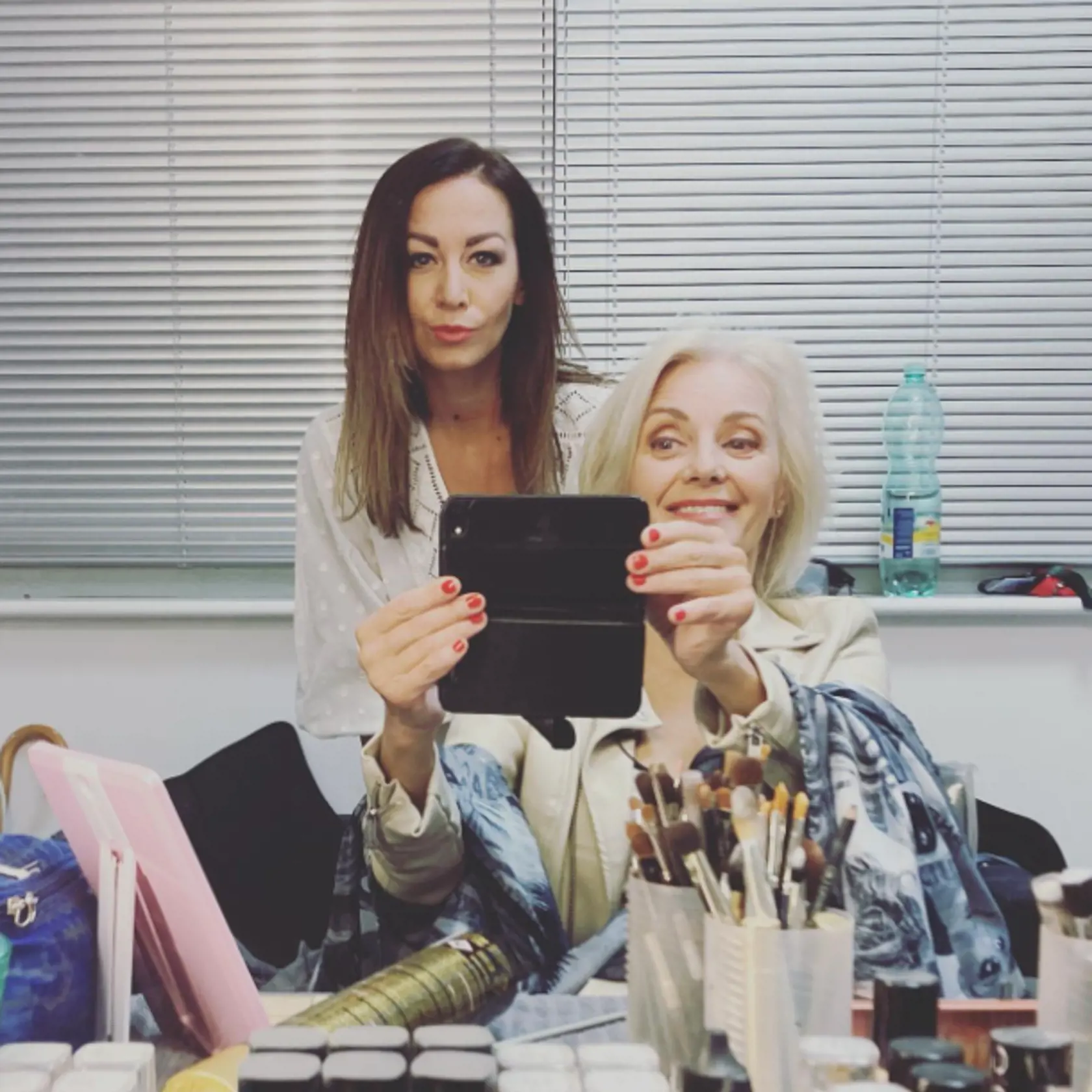 Mama Veronika môže byť spokojná. Síce prišla o manžela veľvyslanca, dcéra však narazila na skvelú partiu. Aspoň čo sa týka financií.