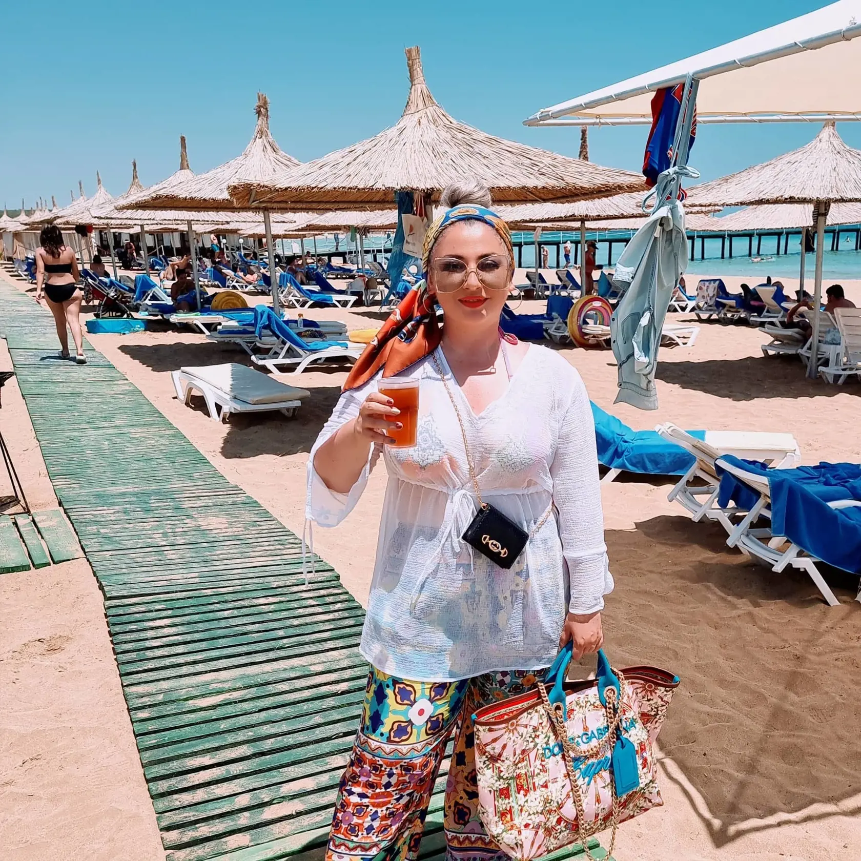 Zatiaľ čo jedni sa "grilovali" na slnku, Svetlana v ľahkom odeve ako stvorenom do veľkých horúčav si odbehla na drobný nákup a nezabudla ani na chladený nápoj.
