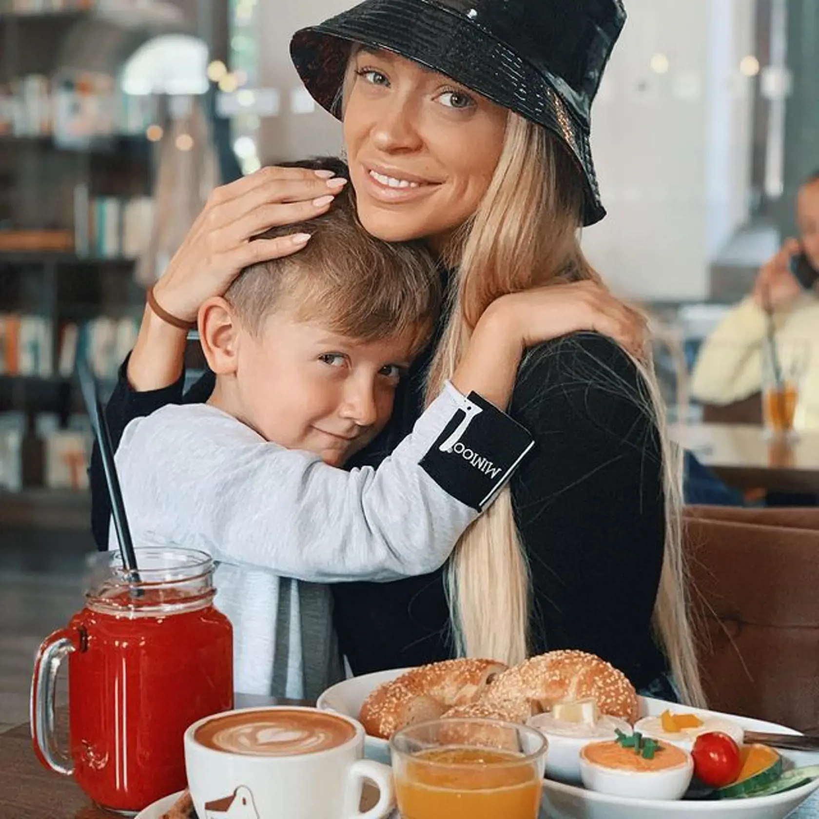 Dominika Mirgová so synom.