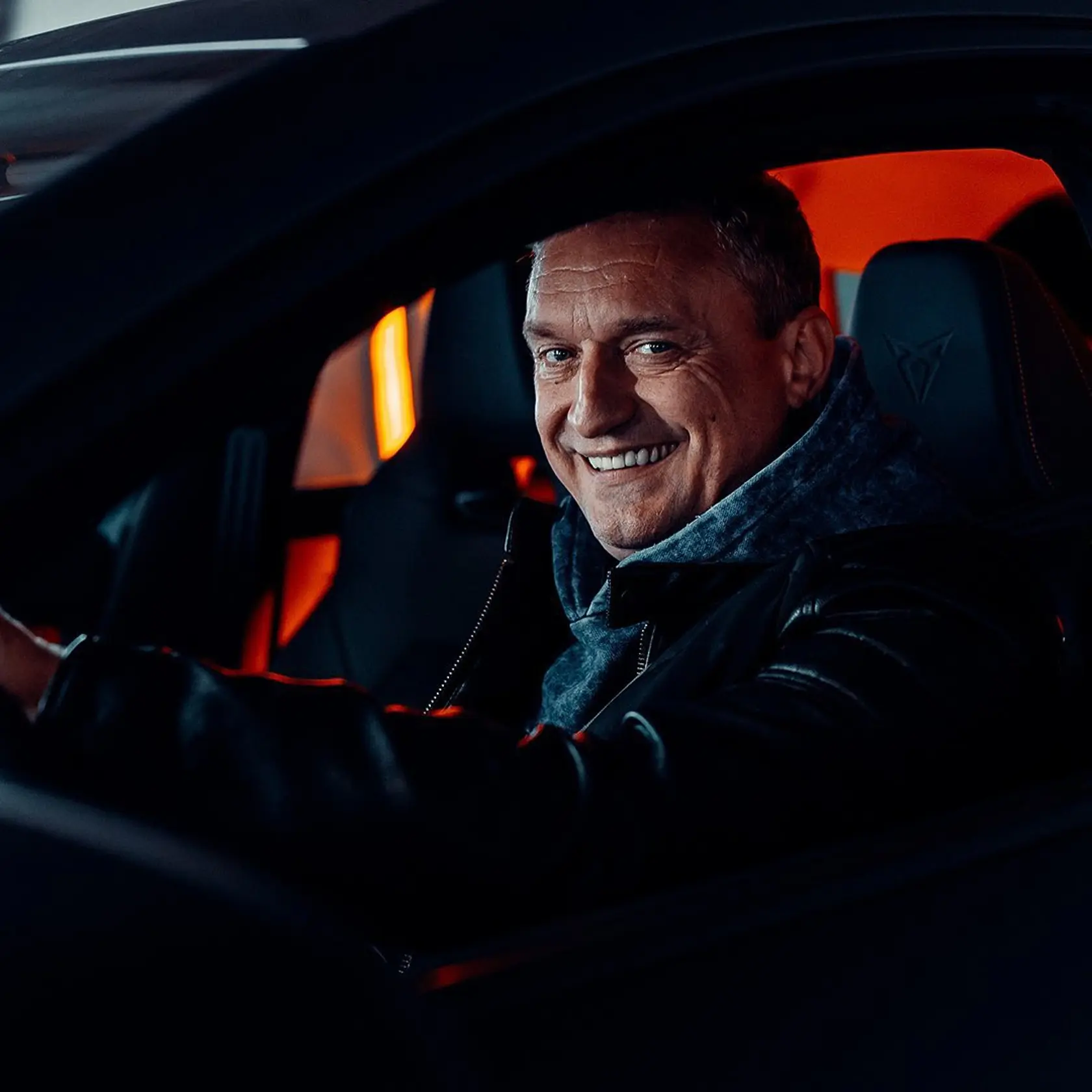 Marcel trávi veľa času v aute cestou na moderovanie.