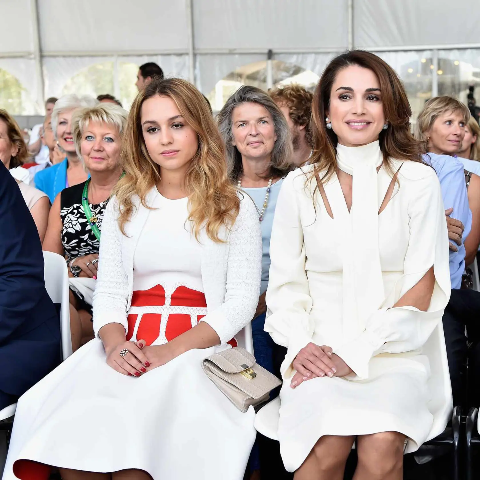 Princezná Iman je známa svojou bezchybnou eleganciou a vkusom vo svete módy. So svojou mamou, kráľovnou Ranijou patria k ozdobám arabského sveta.