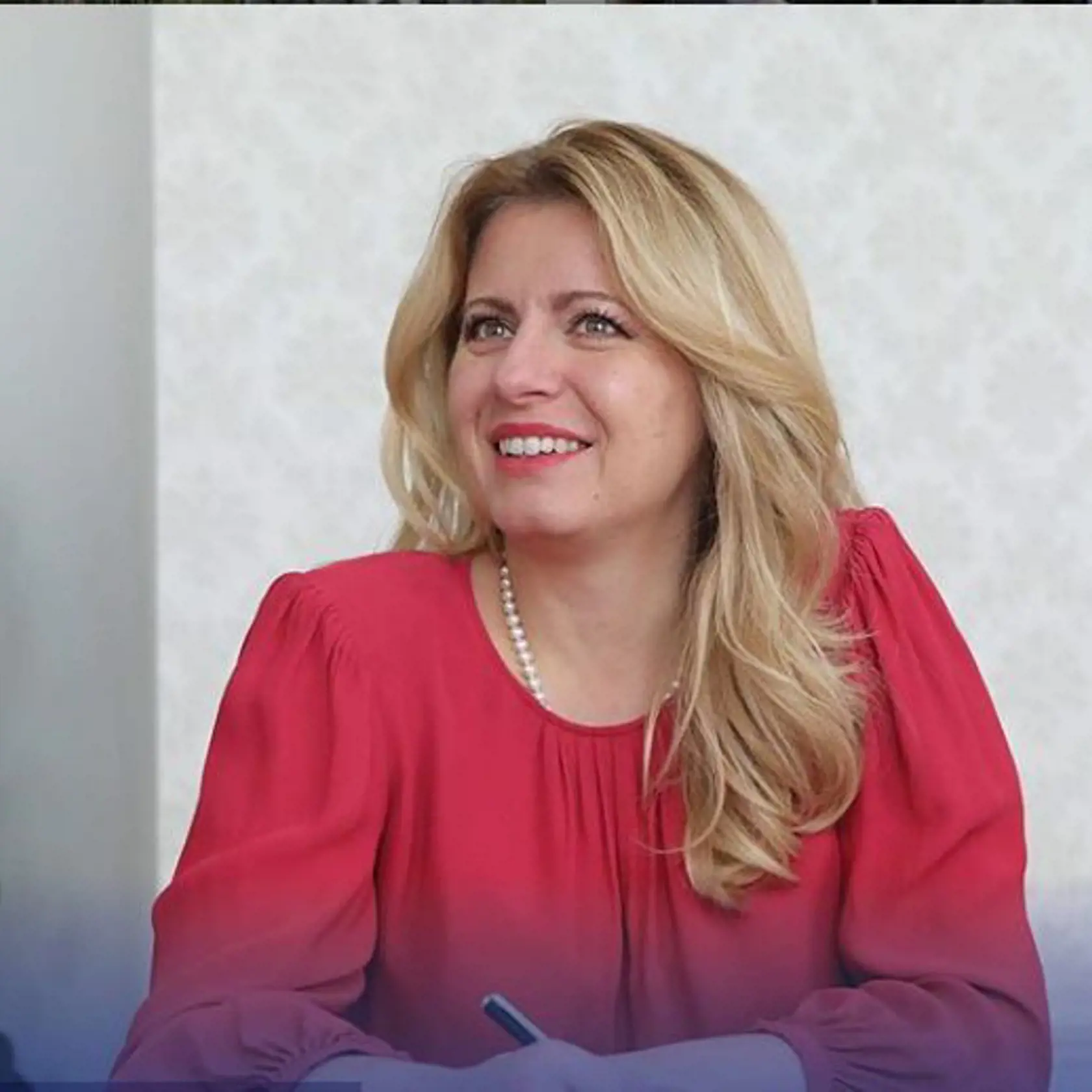 ZAMILOVALA SI PERLY Odkedy prezidentka chodí s Jurajom Rizmanom, v krúžku, častejšie nosí šperky, typické pre silné a vplyvné ženy.
