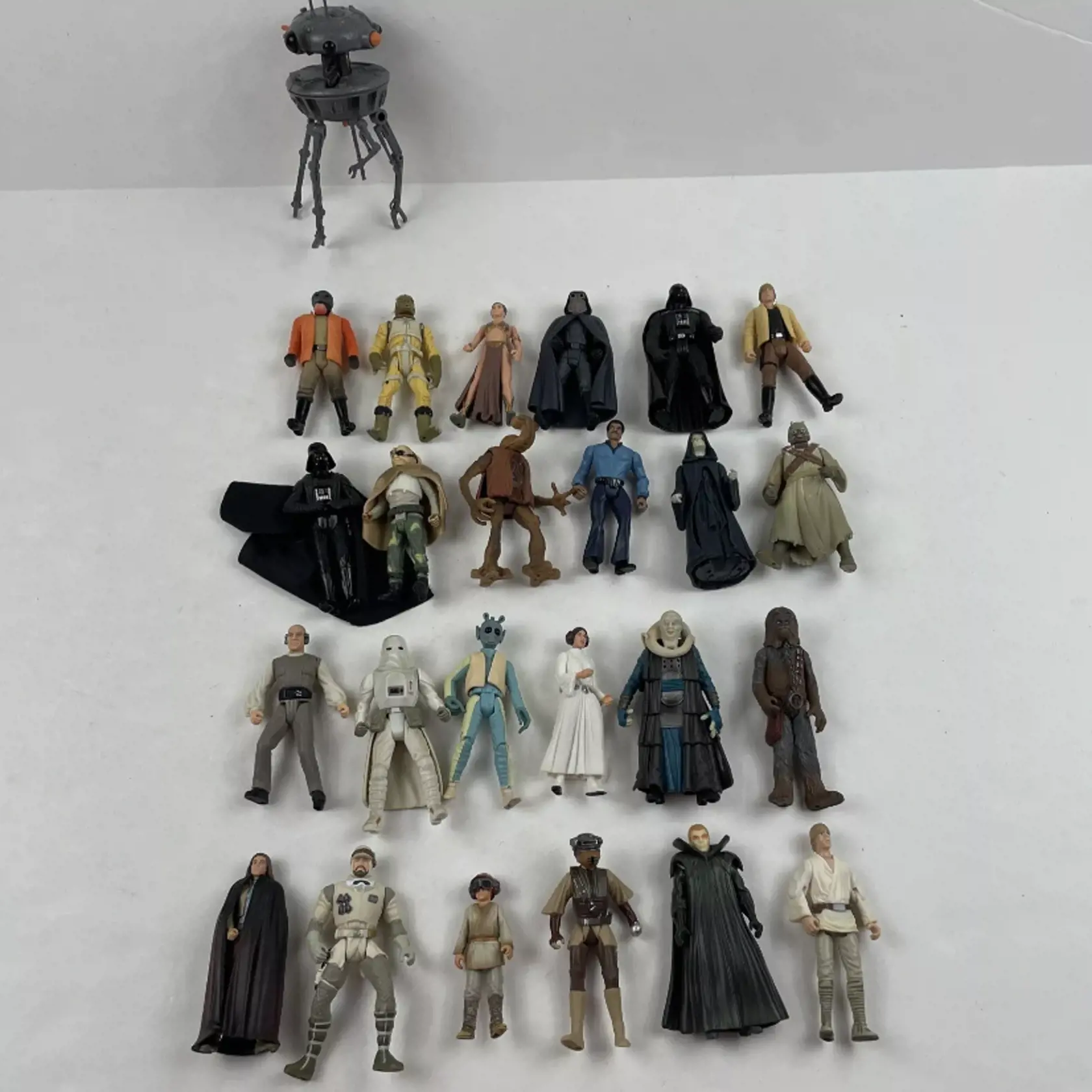Akčné figúrky Star Wars z 90. rokov sa pohybujú v rôznych cenových hladinách. Jednotlivé figúrky môžu stáť od 10 do 30 eur, zatiaľ čo väčšie súpravy alebo vzácne kúsky aj vyše 80 eur.