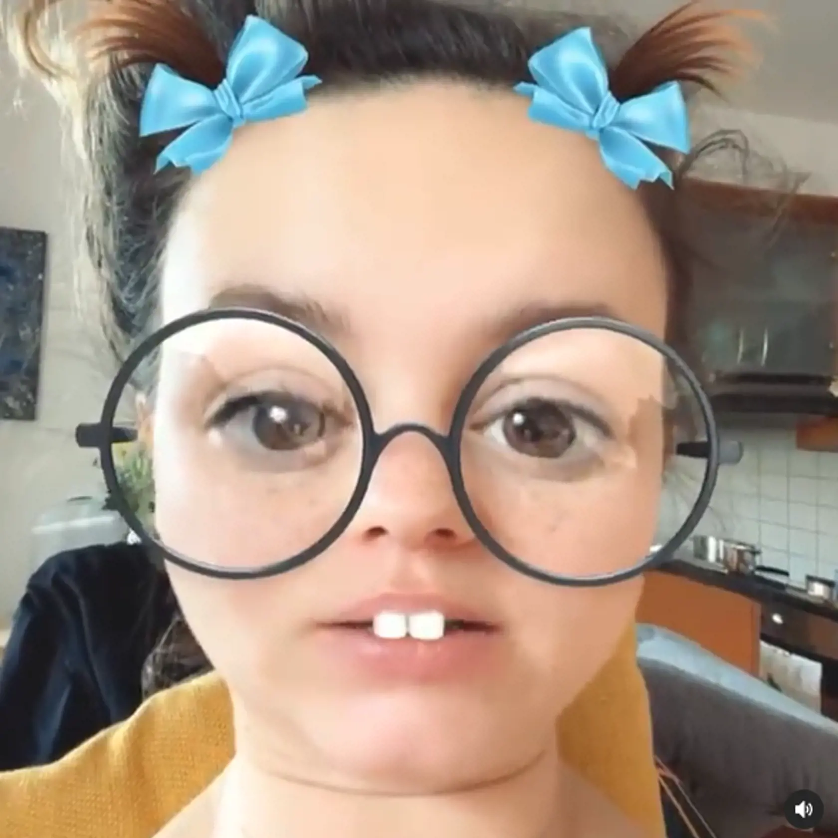 Dominika Kavaschová reagovala na nemiestnu kritiku po svojom. "Veľmi ma to mrzí, že mu tak znepríjemňujem každý deň. Tak sa posnažím, aby som splnila váš sen o mojom menšom zadku, dobre?” reaguje so sarkazmom herečka, ktorá ako bonus neprajníkovi zaspievala aj pár slov skladby Ewy Farny Mám boky jako skříň. "A to ešte neviete, že sa chystám čochvíľa na čokoládový croissant," dodáva.