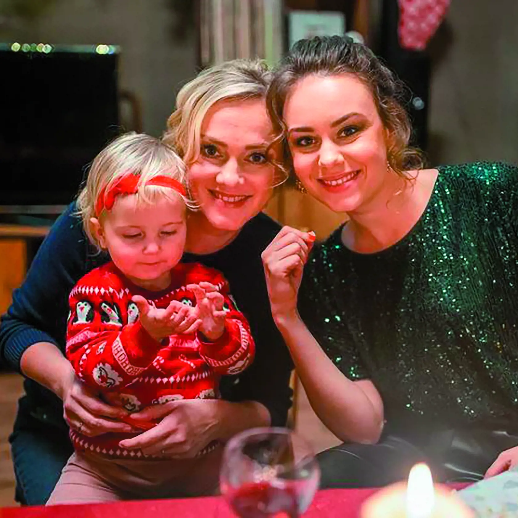 Vianoce v seriáli Oteckovia. Monika Hilmerová, Dominika Kavaschová a malá Marcelka.