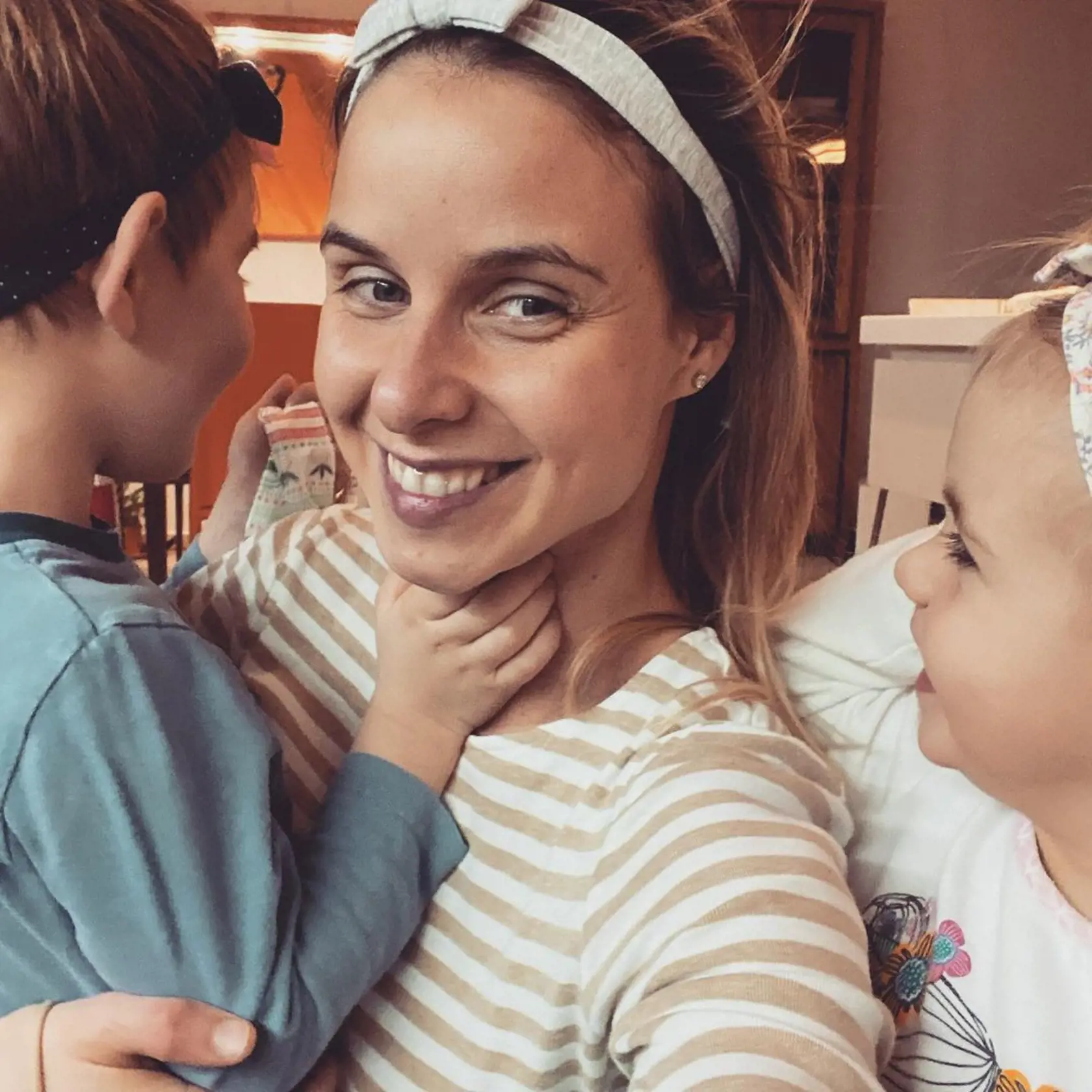 Čelenková rodinka. Liankina rozkošná tvárička z profilu. Chutná, však?