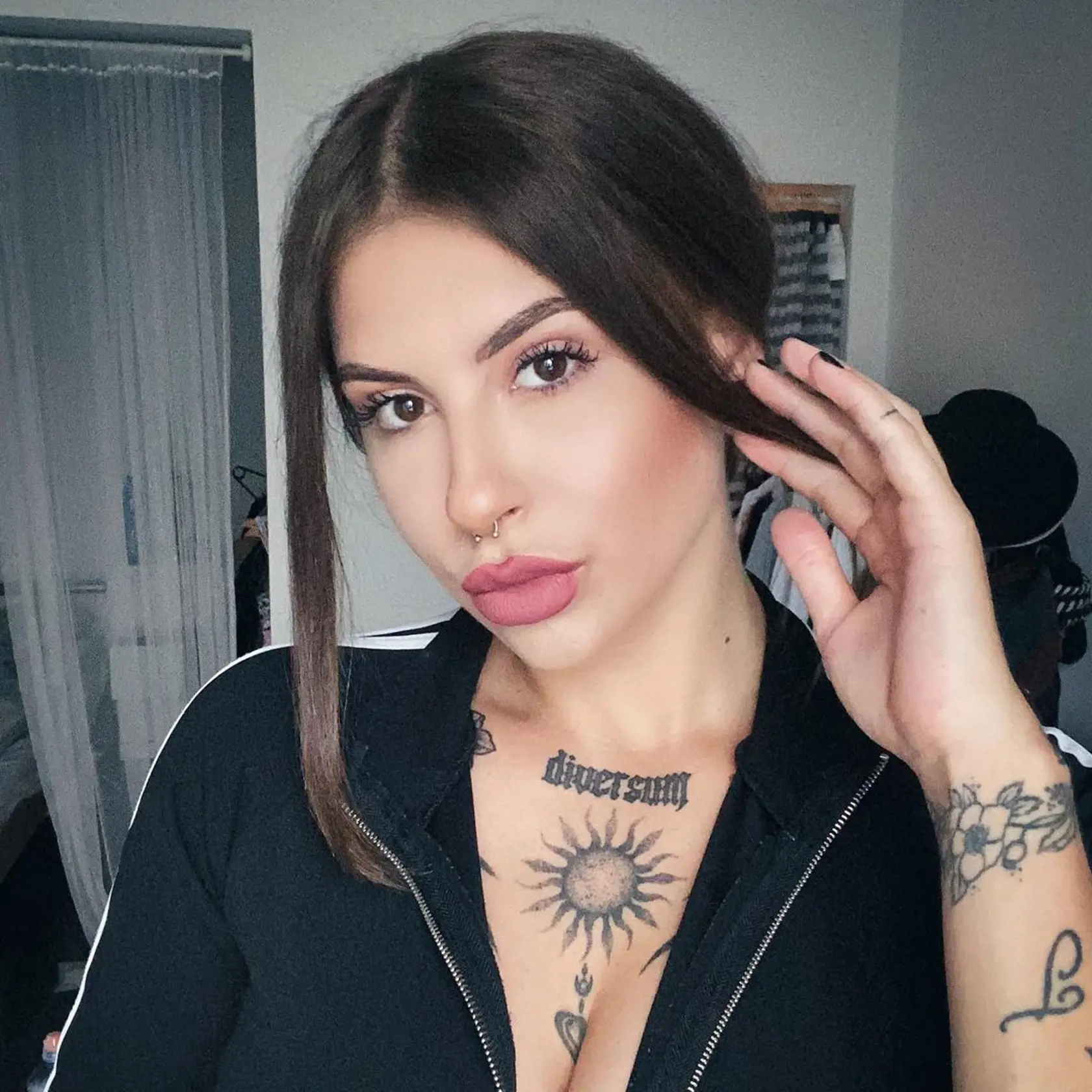 Terka bez dredov a s krátkymi vlasmi